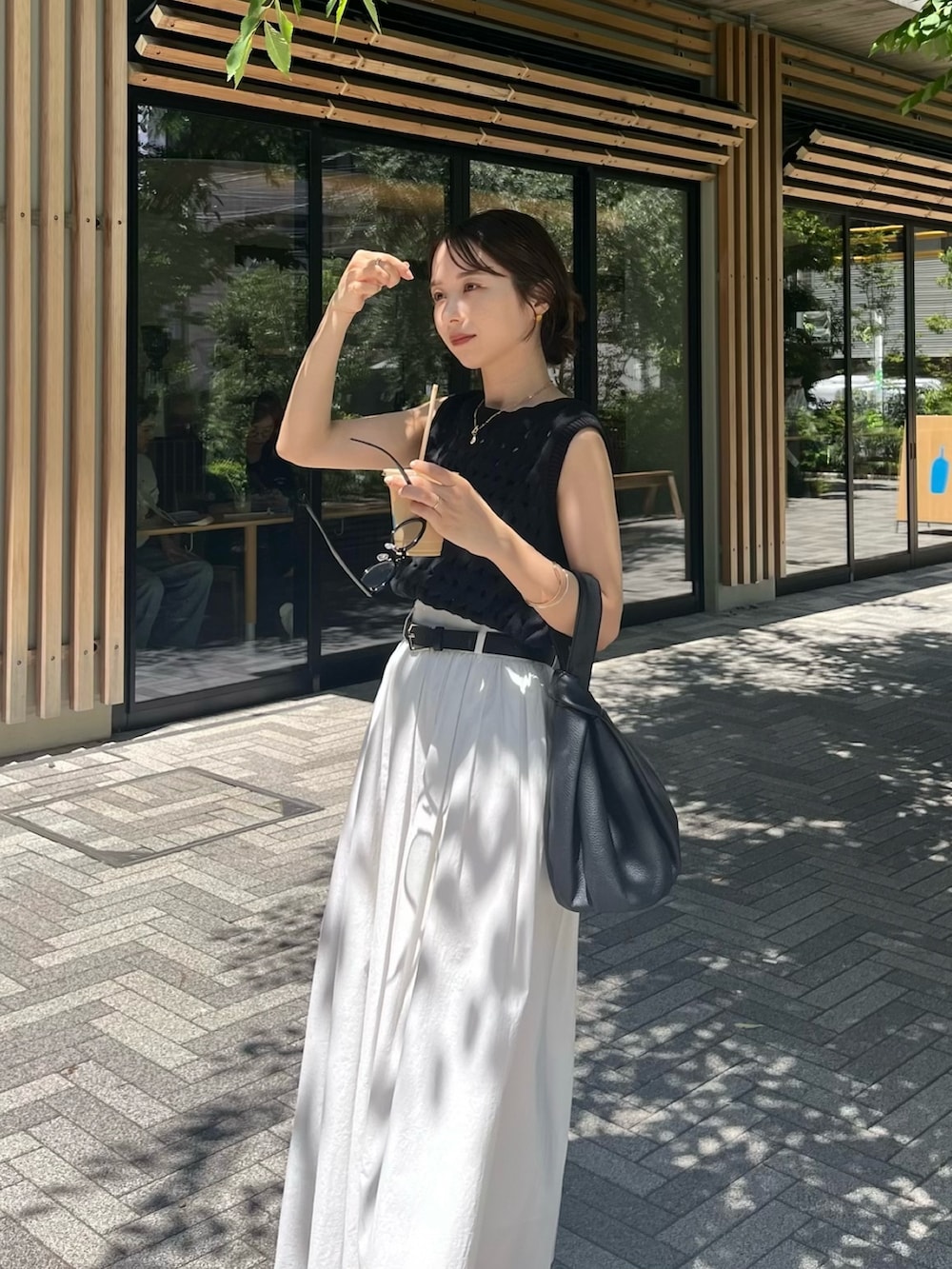 「夏コーデ、デートコーデ、サンダル、初夏コーデ、モノトーン、骨格ウェーブ、ニットタンク、フレアスカート、ウエストマーク」｜「CAPRICIEUX LE'MAGEのウェーブ編タンク（ニット/セーター、ブラック系）」を使った、shioさん（レディース・156cm）の夏コーディネートの4枚目の写真