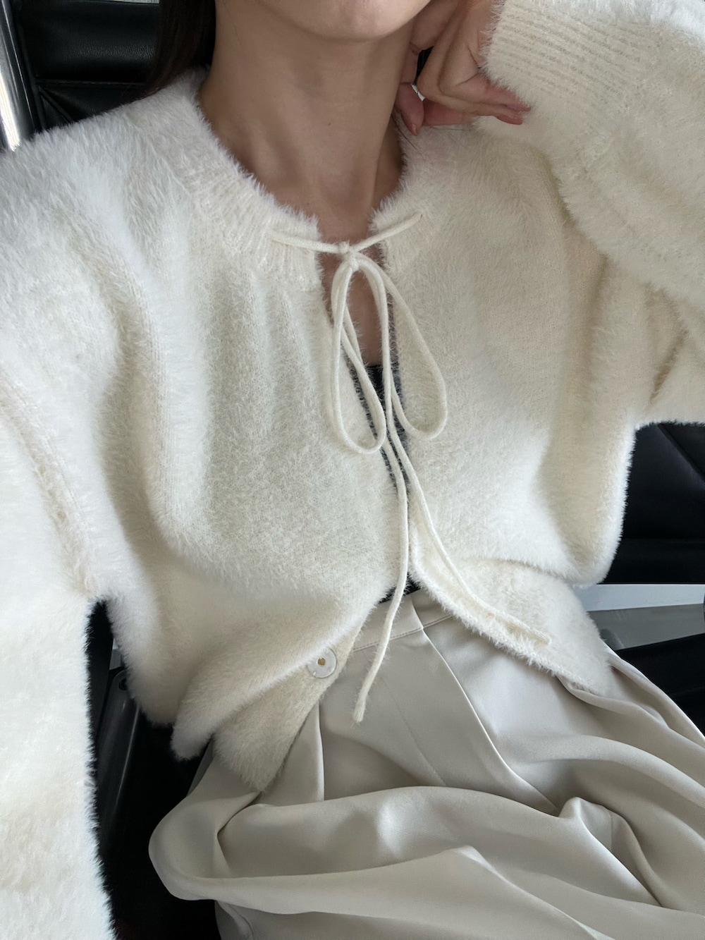 ホワイト系のカーディガン/ボレロ、ホワイト系のその他パンツ、ブラック系のバレエシューズを着用したレディースの秋コーディネートの3枚目の写真