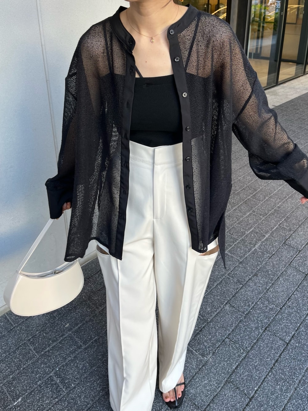 ホワイト系のその他パンツ、ブラック系のシャツ/ブラウス、ブラック系のその他シューズを着用したレディースの夏コーディネートの4枚目の写真