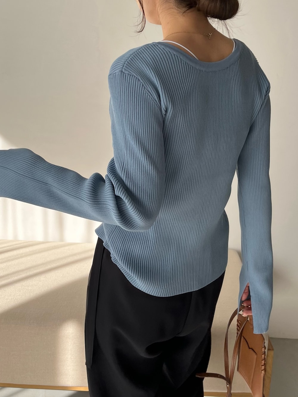 ブラック系のその他パンツ、ブルー系のカーディガン/ボレロ、ブラウン系のトートバッグを着用したレディースの冬コーディネートの5枚目の写真