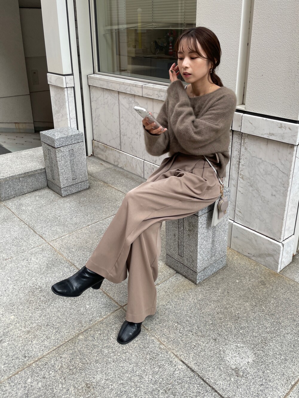 「秋冬コーデ、ゆったりコーデ、パンツスタイル、ブラウンコーデ、ニット、ショート丈トップス、ラクーンニット、ワイドパンツ、アシメ、ワントーンコーデ、ベージュコーデ、淡色コーデ、ベージュ」｜「CAPRICIEUX LE'MAGEのラクーンウールショートプルオーバー（ニット/セーター、ブラウン系）」を使った、shioさん（レディース・156cm）の秋コーディネートの4枚目の写真