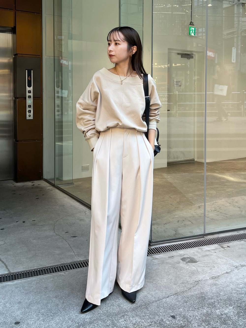 「Coming soon...、スウェット、パンツスタイル、ワイドパンツ、ボートネック、ワントーンコーデ、大人カジュアル、骨格ウェーブ、春コーデ」｜「CAPRICIEUX LE'MAGEの2タックワイドパンツ（その他パンツ、ホワイト系）」を使った、shioさん（レディース・156cm）の冬コーディネートの4枚目の写真