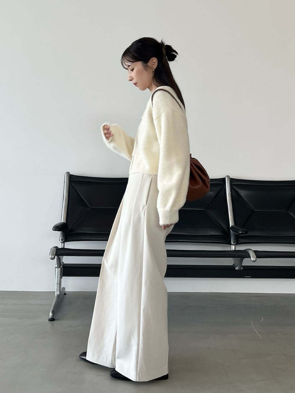 ホワイト系のカーディガン/ボレロ、ホワイト系のその他パンツ、ブラック系のバレエシューズを着用したレディースの秋コーディネートの4枚目の写真