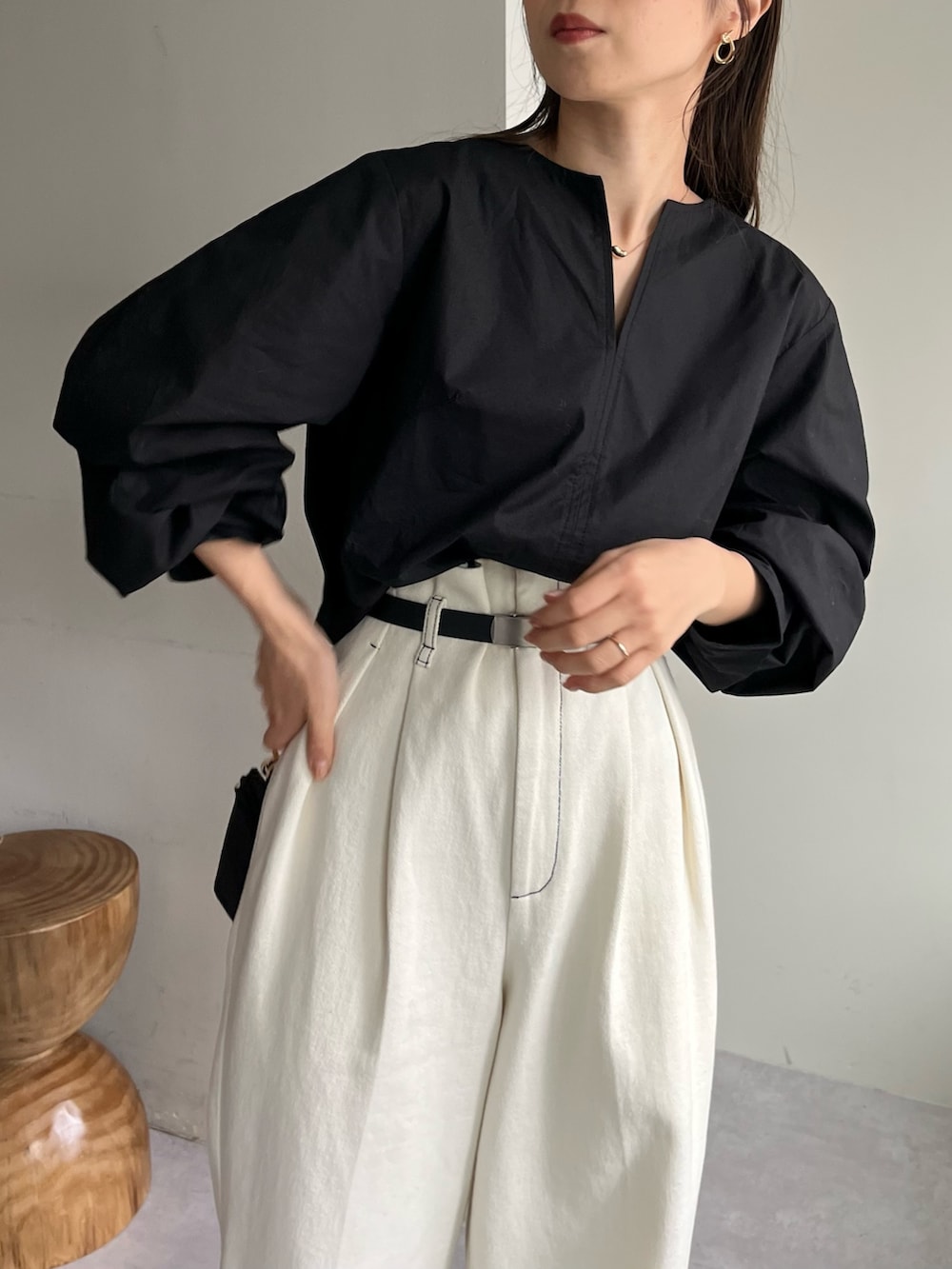 ホワイト系のデニムパンツ、ブラック系のシャツ/ブラウス、ホワイト系のシューズを着用したレディースの春コーディネートの6枚目の写真