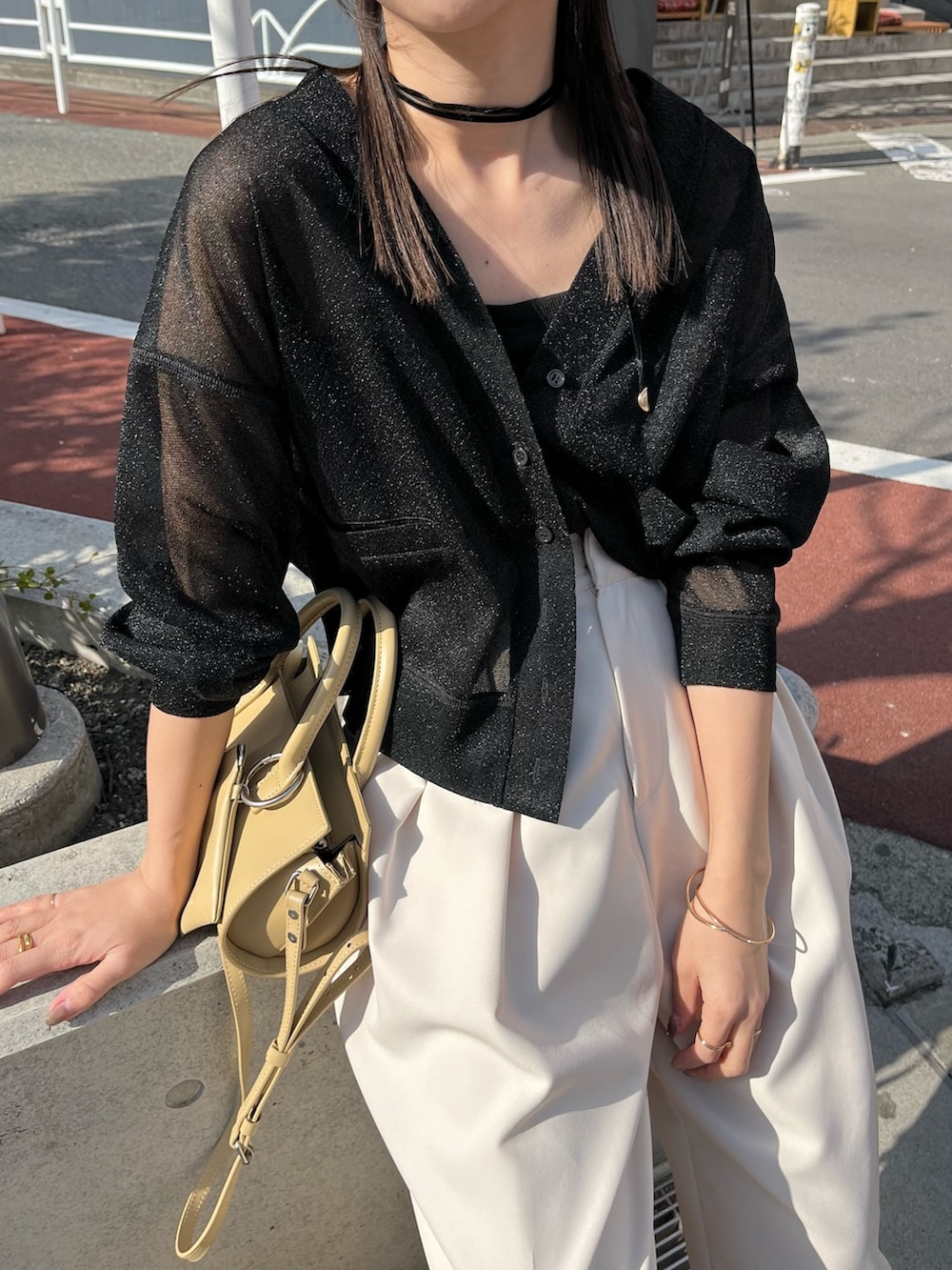 「ブーツ、お出かけコーデ、シアートップス、大人カジュアル、カーディガン、パンツスタイル、モノトーンコーデ、骨格ウェーブ、チョーカー、ラメ、ワイドパンツ、カーディガンコーデ」｜「CAPRICIEUX LE'MAGEの2タックワイドパンツ（その他パンツ、ホワイト系）」を使った、shioさん（レディース・156cm）の春コーディネートの3枚目の写真