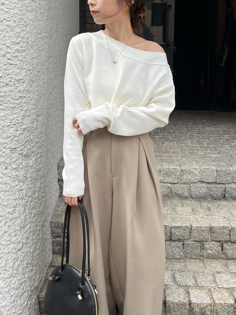 ベージュ系のその他パンツ、ホワイト系のニット/セーター、ブラック系のパンプスを着用したレディースの秋コーディネートの4枚目の写真