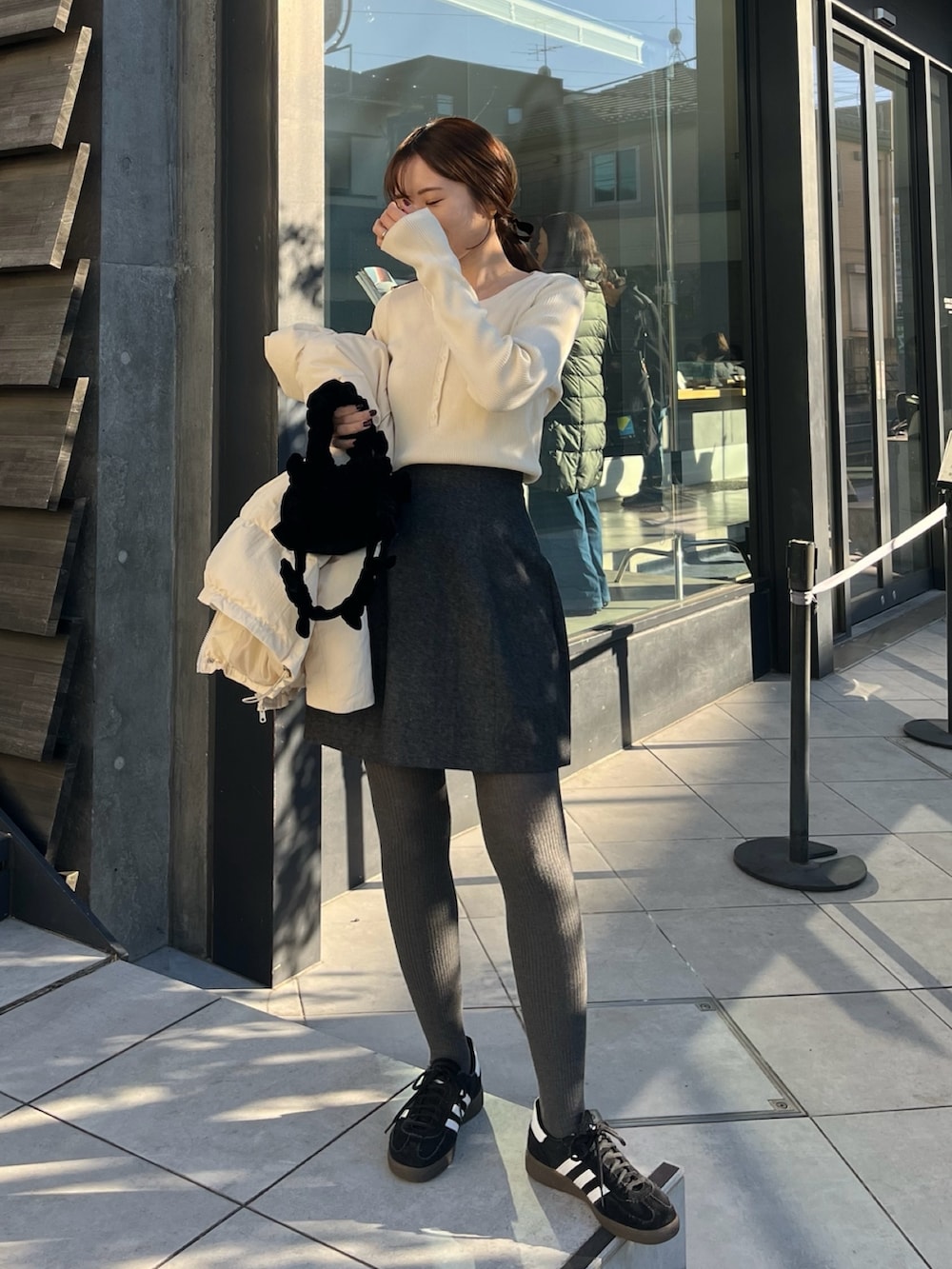 shioさんの「ヘンリーネックリブニット（URBAN RESEARCH）」を使ったコーディネートの2枚目の写真