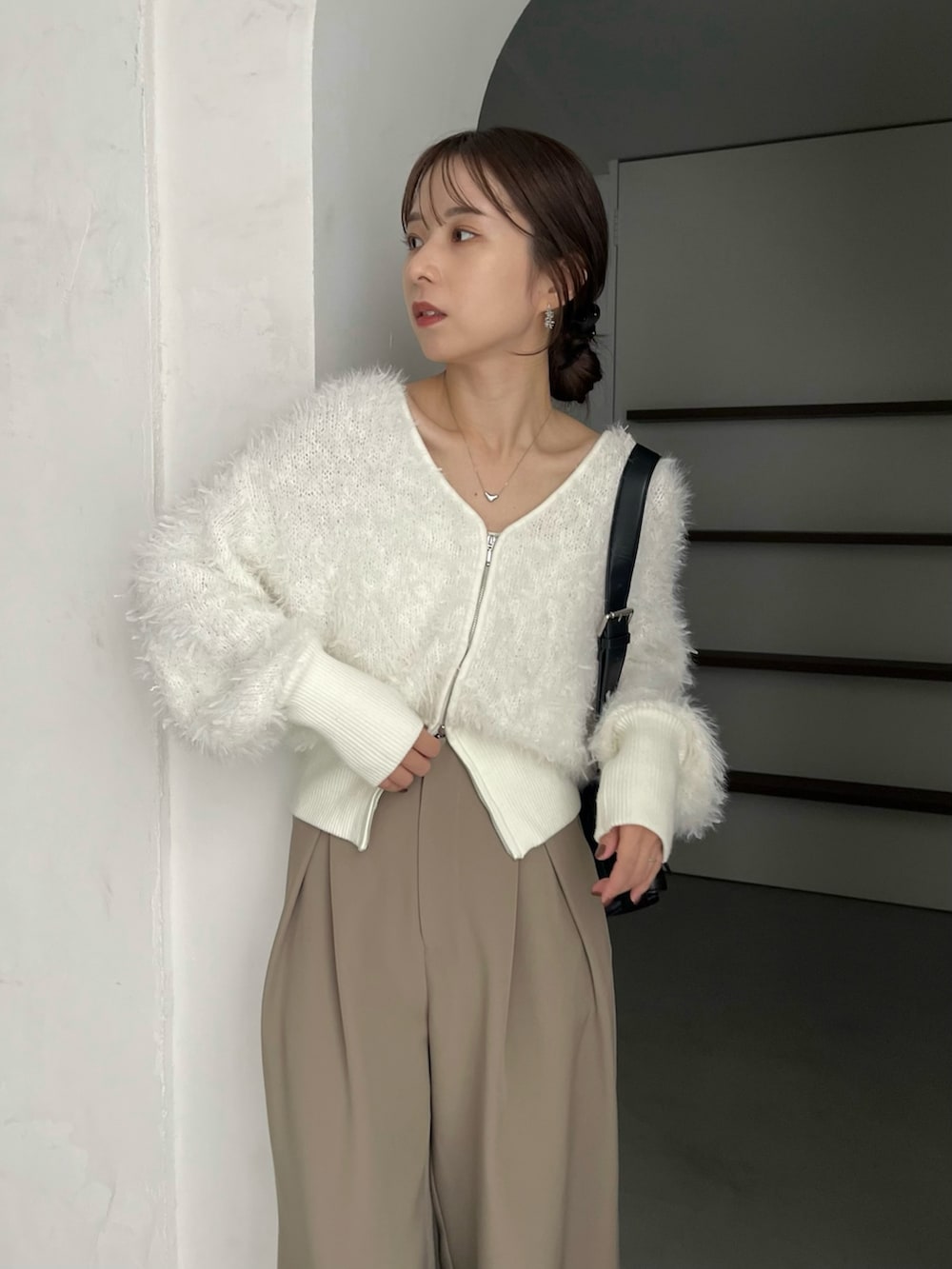 ベージュ系のその他パンツ、ブラック系のパンプス、ブラック系のショルダーバッグを着用したレディースの秋コーディネートの3枚目の写真