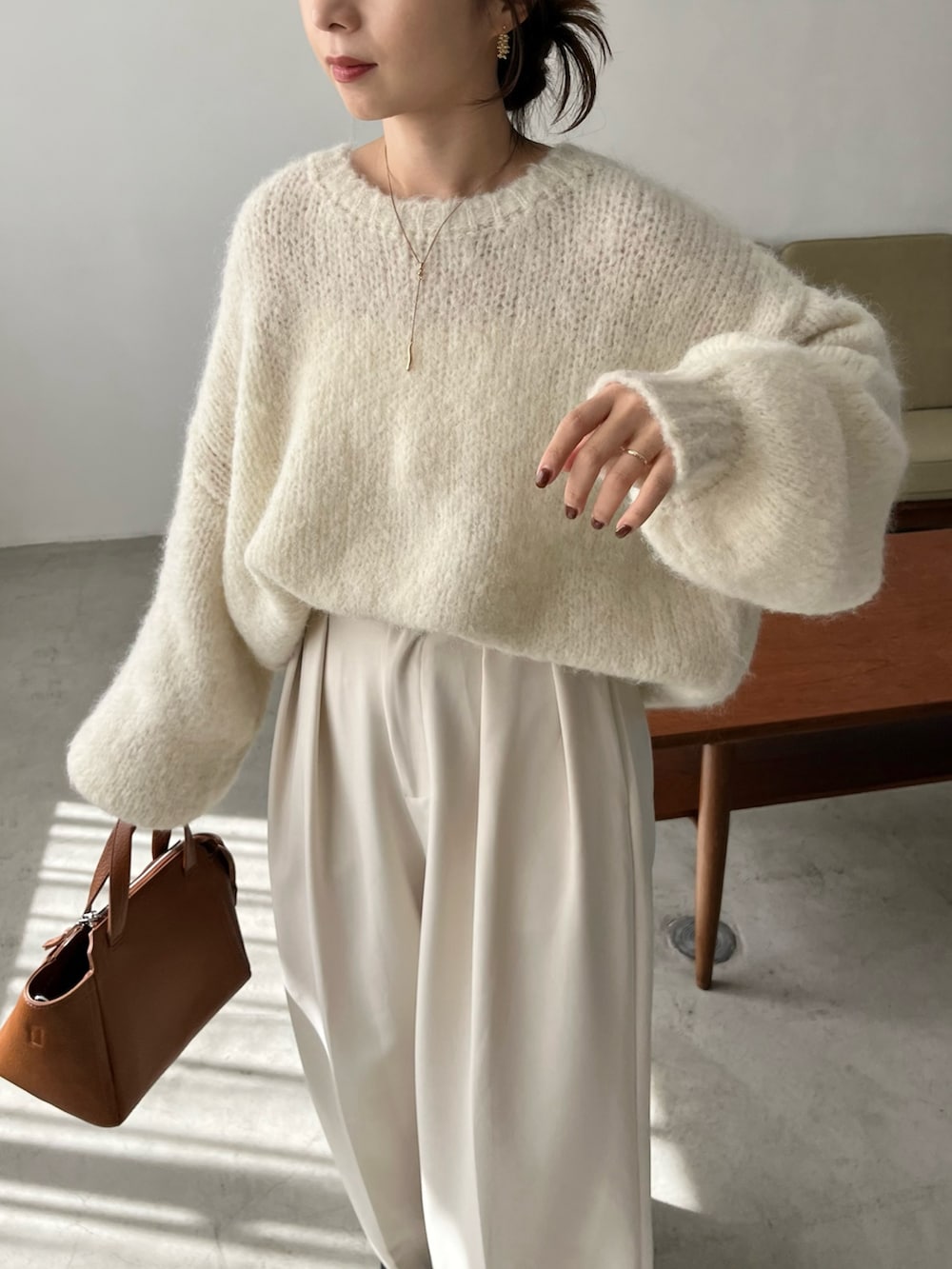 ホワイト系のその他パンツ、ホワイト系のニット/セーター、イエロー系のショルダーバッグを着用したレディースの秋コーディネートの4枚目の写真