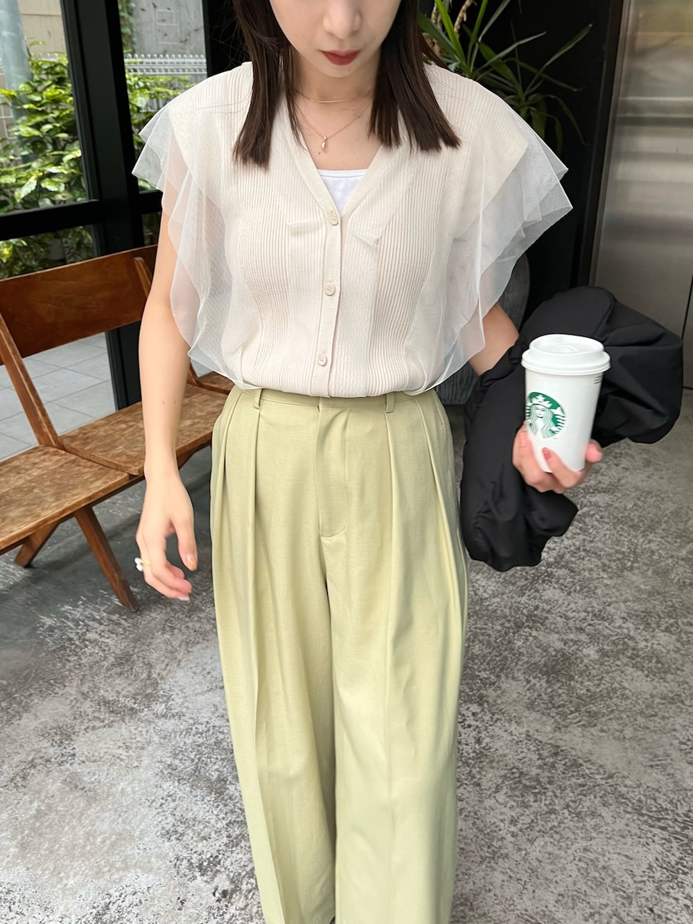 グリーン系のその他パンツ、ベージュ系のニット/セーター、ブラック系のショルダーバッグを着用したレディースの夏コーディネートの3枚目の写真