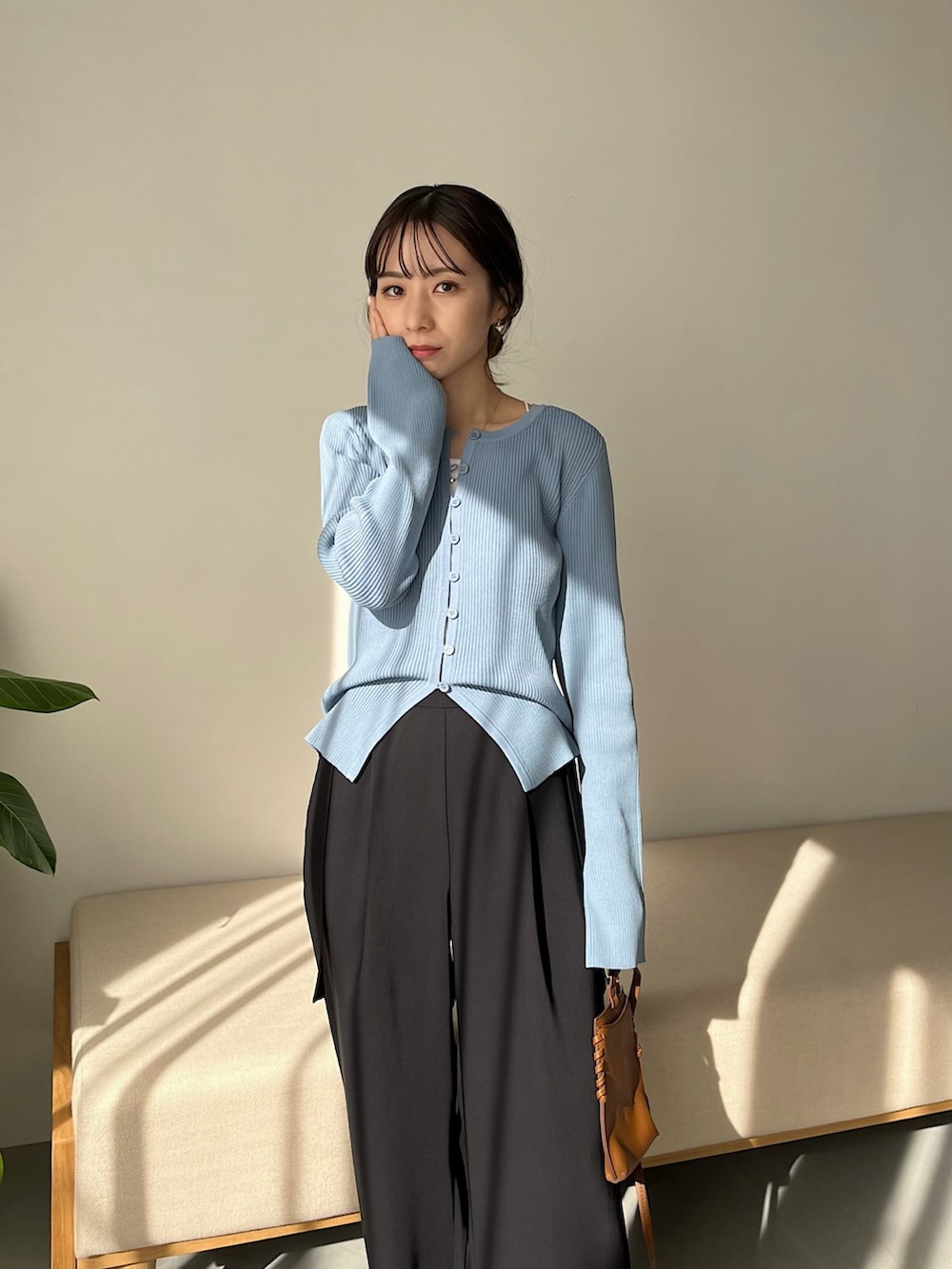 ブラック系のその他パンツ、ブルー系のカーディガン/ボレロ、ブラウン系のトートバッグを着用したレディースの冬コーディネートの6枚目の写真