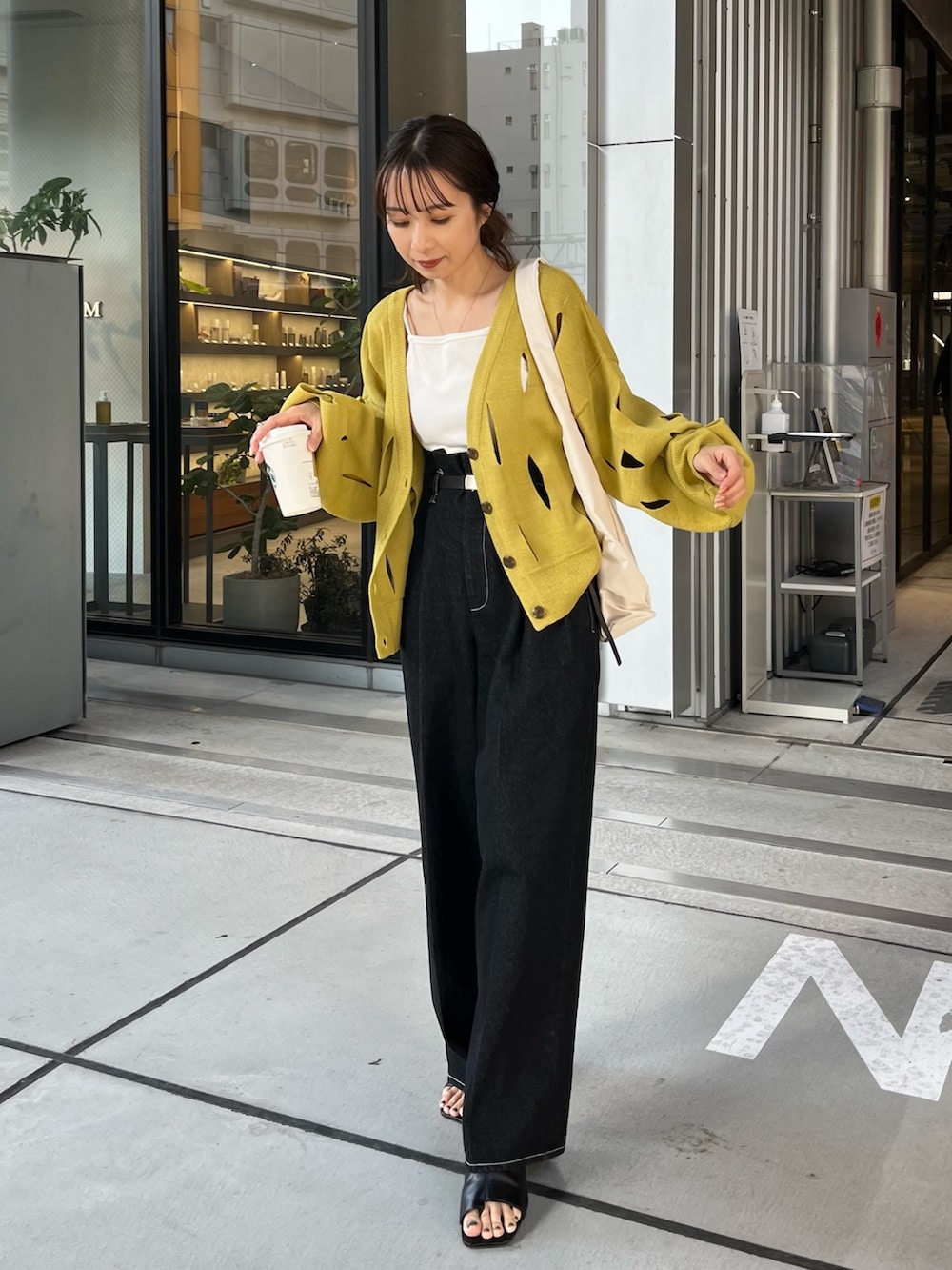 グリーン系のカーディガン/ボレロ、ブラック系のその他パンツ、ブラック系のサンダルを着用したレディースの冬コーディネートの4枚目の写真