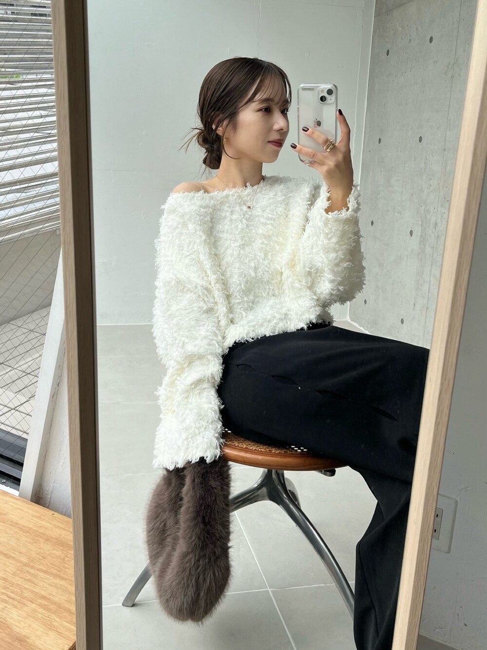 ブラック系のその他パンツ、ブラウン系のハンドバッグ、ホワイト系のニット/セーターを着用したレディースの秋コーディネートの5枚目の写真