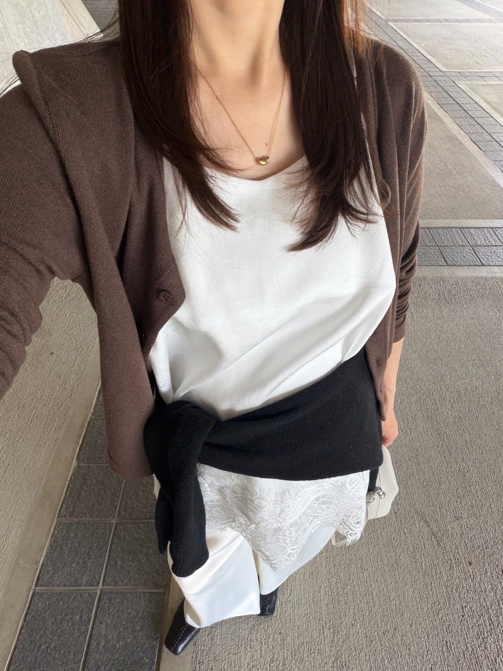 ホワイト系のその他パンツ、ホワイト系のバッグ、ホワイト系のキャミソールを着用したレディースの春コーディネートの4枚目の写真