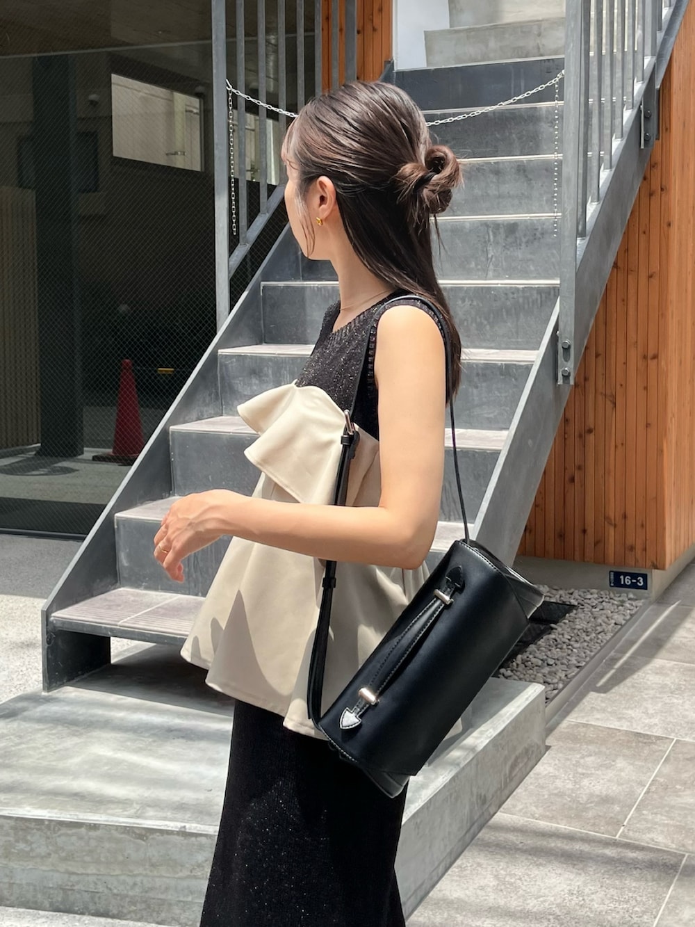 ブラック系のワンピース、ベージュ系のシャツ/ブラウス、ブラック系のショルダーバッグを着用したレディースの夏コーディネートの5枚目の写真