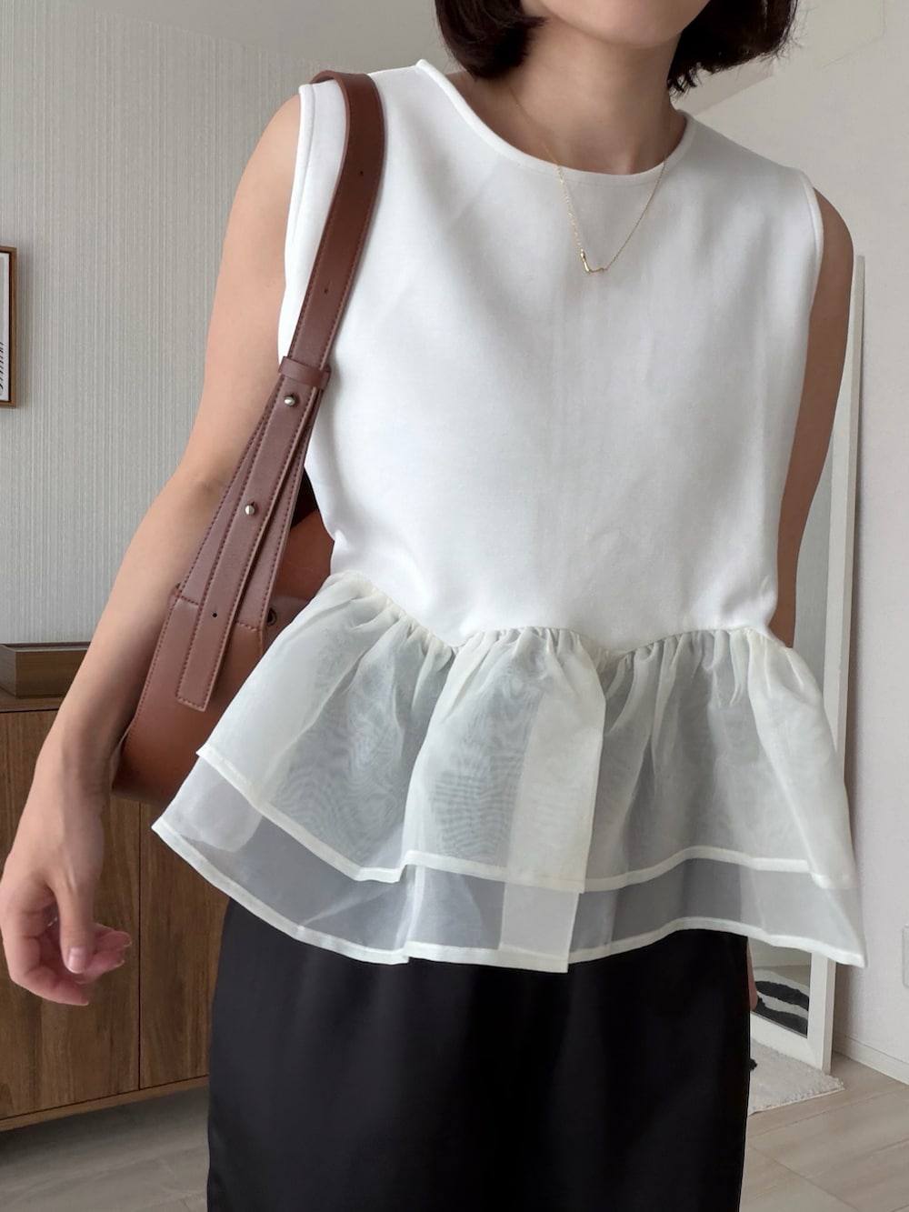 ブラック系のその他パンツ、ホワイト系のTシャツ/カットソー、ブラウン系のバッグを着用したレディースの夏コーディネートの3枚目の写真