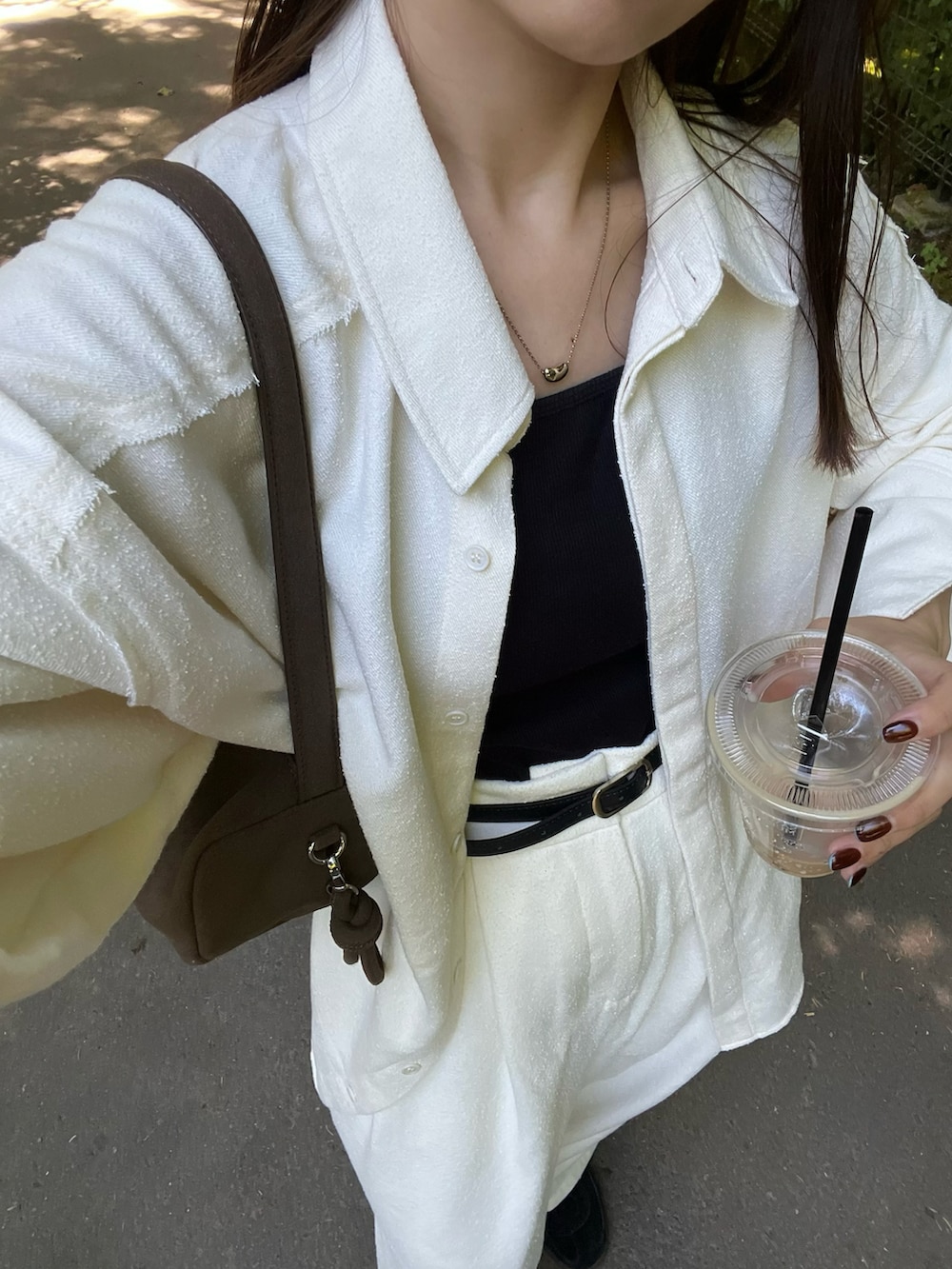 ホワイト系のシャツ/ブラウス、ホワイト系のその他パンツ、ブラウン系のショルダーバッグを着用したレディースの秋コーディネートの4枚目の写真