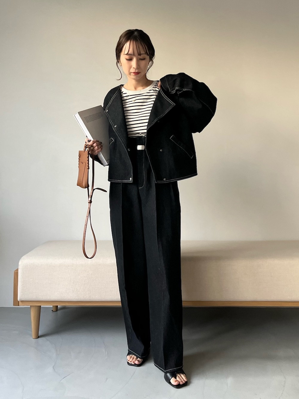 ブラック系のその他パンツ、ブラック系のデニムジャケット、ブラック系のTシャツ/カットソーを着用したレディースの冬コーディネートの2枚目の写真