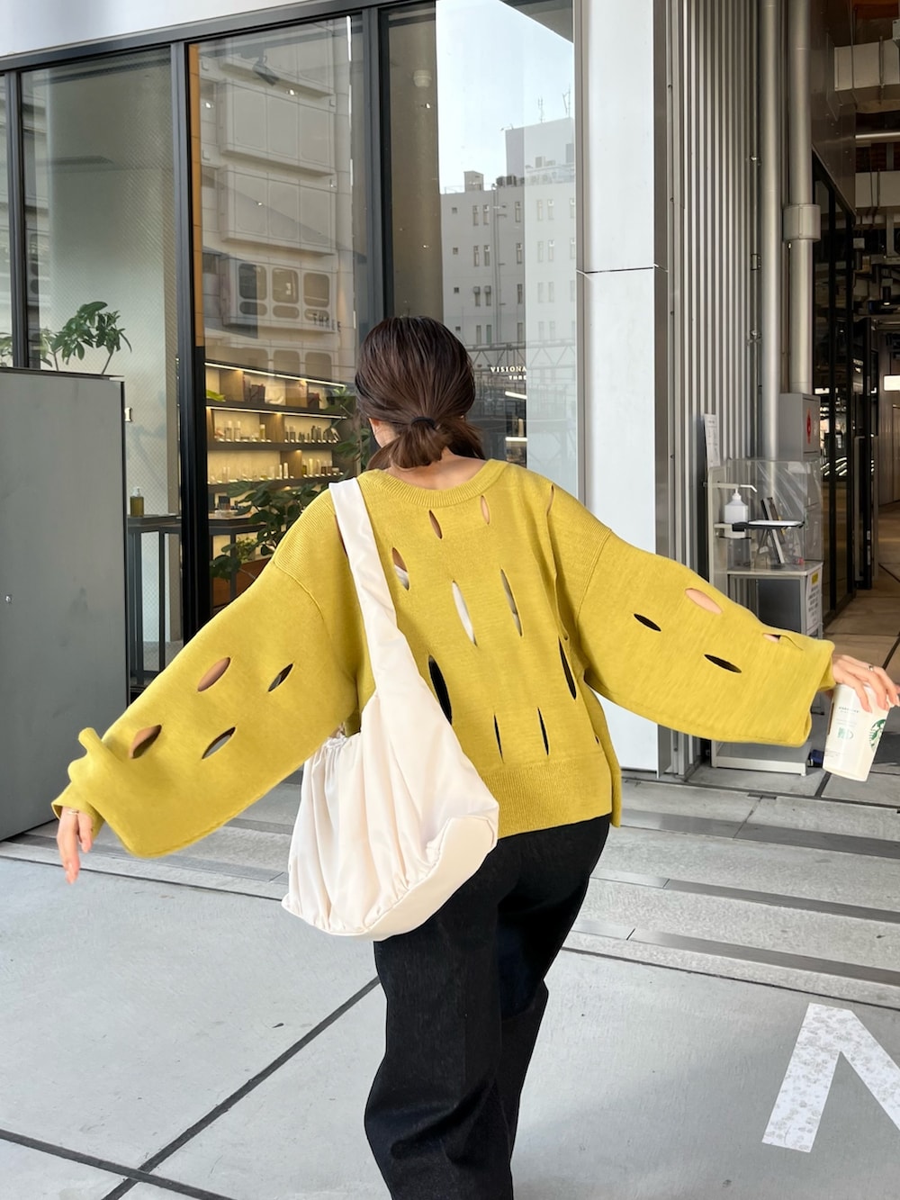 グリーン系のカーディガン/ボレロ、ブラック系のその他パンツ、ブラック系のサンダルを着用したレディースの冬コーディネートの6枚目の写真