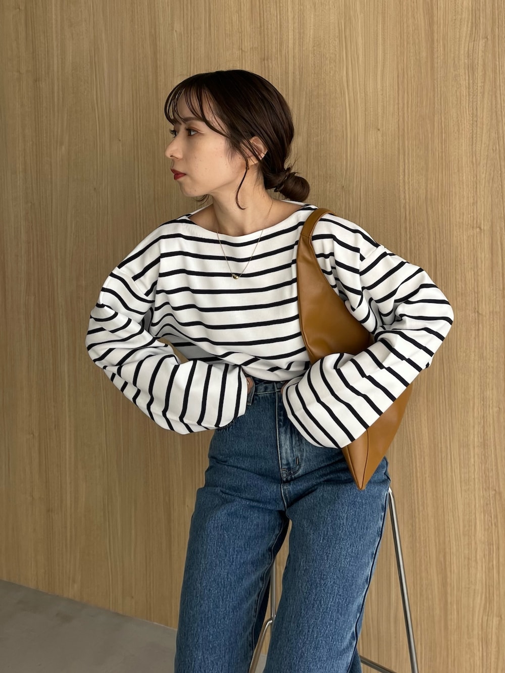 ホワイト系のニット/セーター、ブルー系のデニムパンツ、ブラック系のサンダルを着用したレディースの冬コーディネートの4枚目の写真