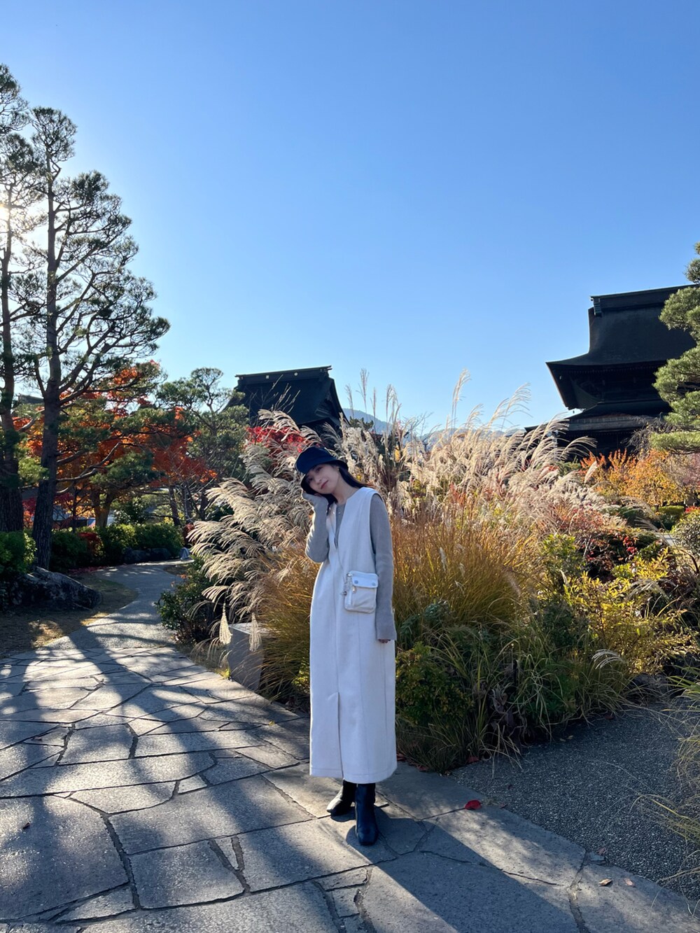 ホワイト系のワンピース、ベージュ系のニット/セーター、ホワイト系のその他を着用したレディースの冬コーディネートの4枚目の写真