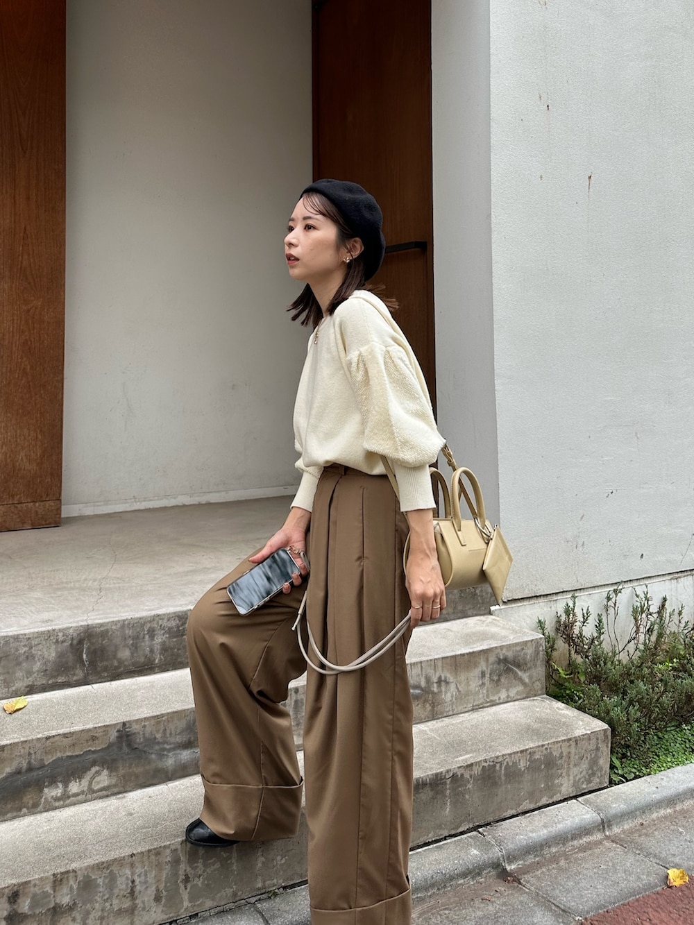 ベージュ系のバッグ、ホワイト系のニット/セーター、ブラウン系のその他パンツを着用したレディースの秋コーディネートの6枚目の写真