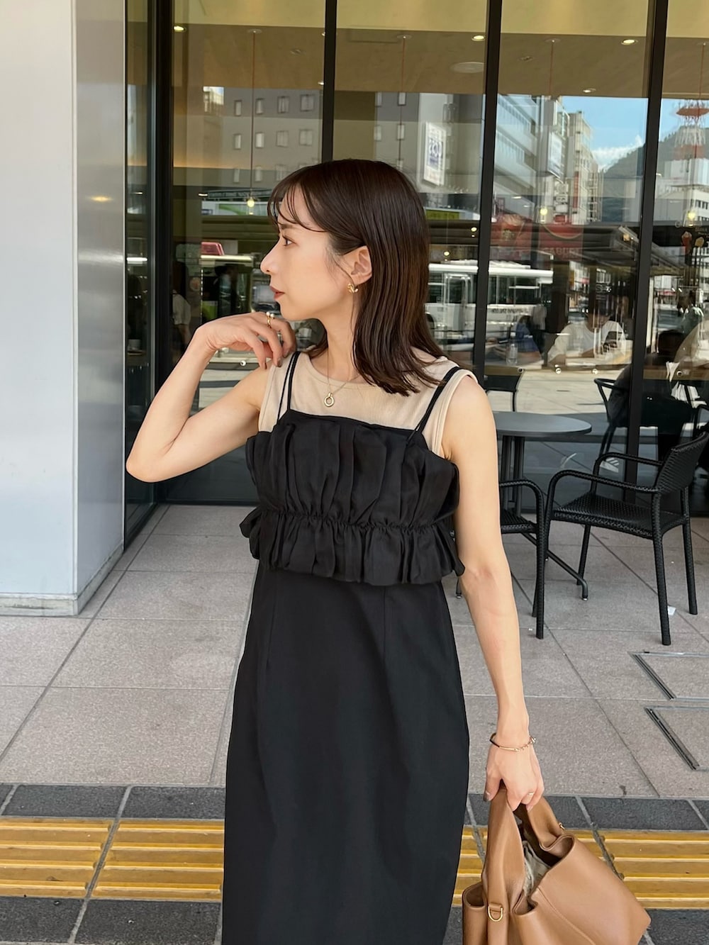 「アツいコーデ全部見せ、ビスチェ、サンダル、ワンピース、レイヤードスタイル、夏コーデ、キャミワンピ、休日スタイル、ノースリーブ、大人カジュアル、UNIQLO、骨格ウェーブ」｜「CAPRICIEUX LE'MAGEの【セットアイテム】フリルビスチェロンT（Tシャツ/カットソー、ブラック系）」を使った、shioさん（レディース・156cm）の夏コーディネートの3枚目の写真