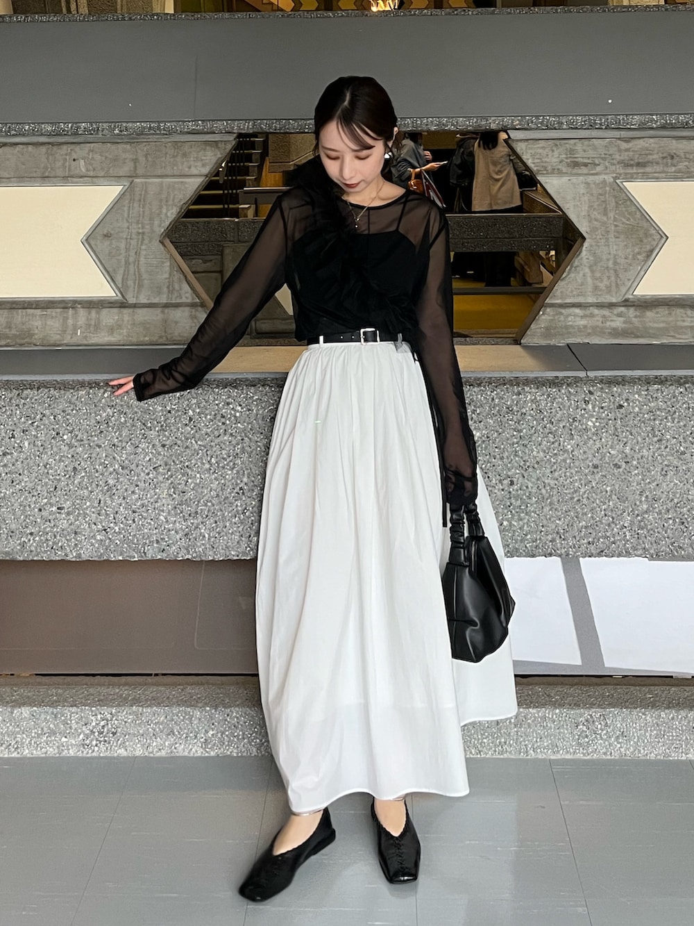 ホワイト系のスカート、ブラック系のTシャツ/カットソー、ブラック系のTシャツ/カットソーを着用したレディースの冬コーディネートの3枚目の写真