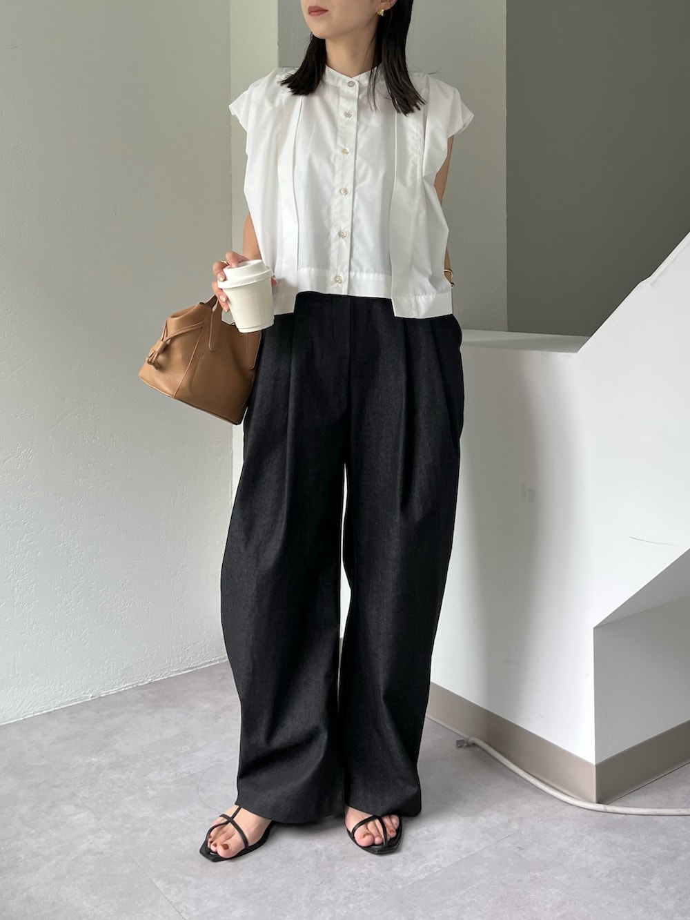 ホワイト系のシャツ/ブラウス、ブラック系のその他パンツ、ブラック系のその他シューズを着用したレディースの夏コーディネートの2枚目の写真