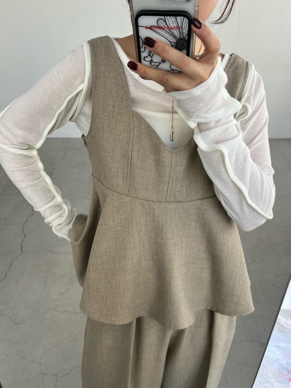 ベージュ系のその他パンツ、イエロー系のショルダーバッグ、ブラック系のパンプスを着用したレディースの冬コーディネートの5枚目の写真