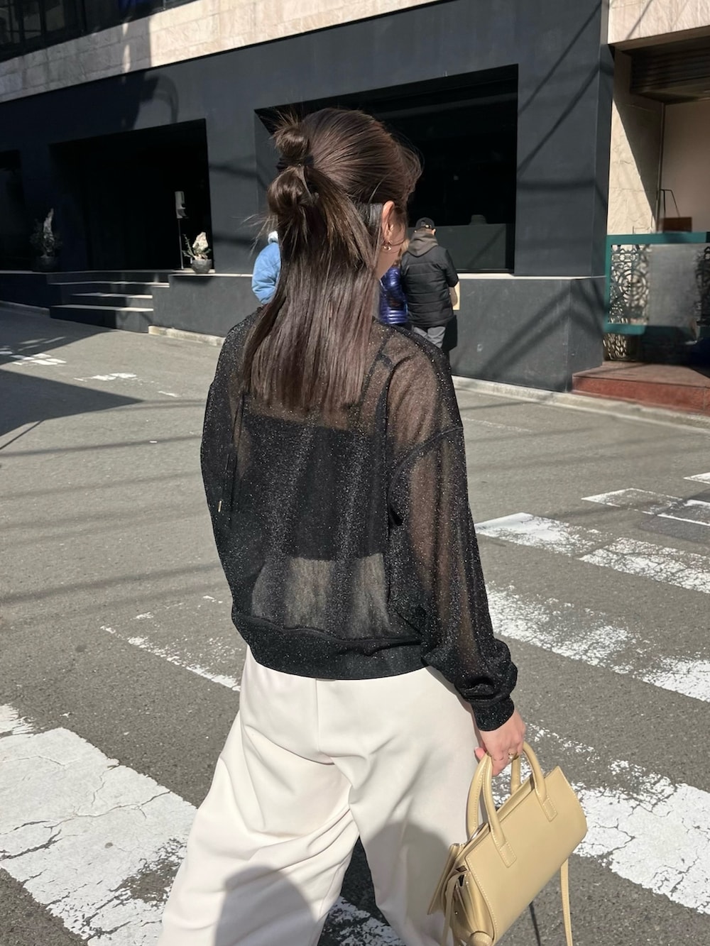 「ブーツ、お出かけコーデ、シアートップス、大人カジュアル、カーディガン、パンツスタイル、モノトーンコーデ、骨格ウェーブ、チョーカー、ラメ、ワイドパンツ、カーディガンコーデ」｜「CAPRICIEUX LE'MAGEの2タックワイドパンツ（その他パンツ、ホワイト系）」を使った、shioさん（レディース・156cm）の春コーディネートの6枚目の写真