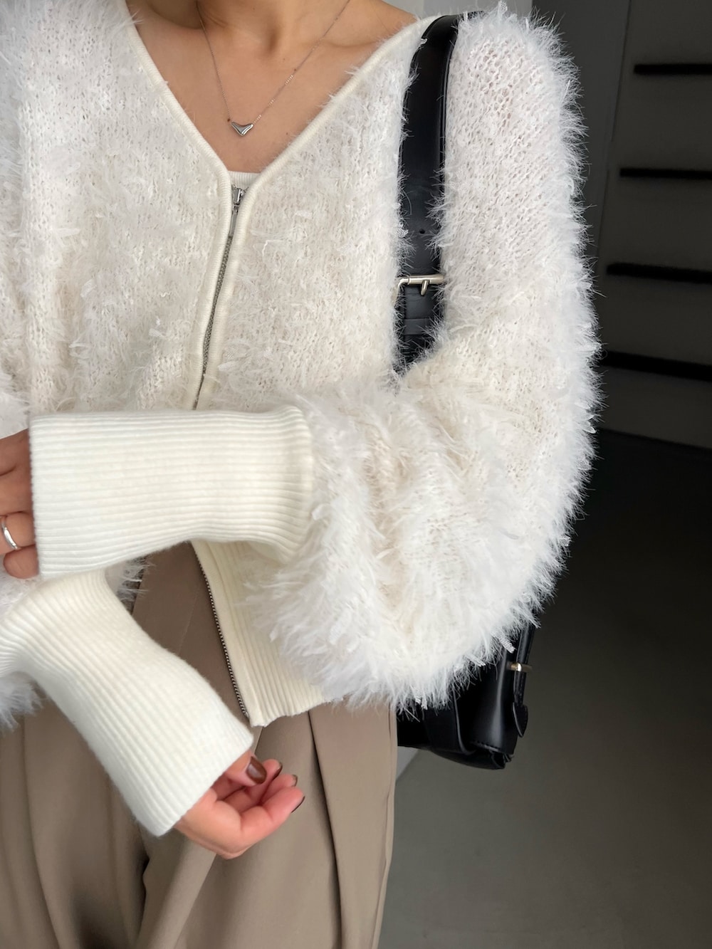 ベージュ系のその他パンツ、ブラック系のパンプス、ブラック系のショルダーバッグを着用したレディースの秋コーディネートの2枚目の写真