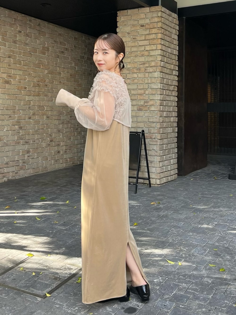 「30代コーデ、フリル、ベージュコーデ、オケージョン、オケージョンスタイル、オケージョンワンピース、結婚式、お呼ばれスタイル、ワンピース、ワンピーススタイル、チュール、ベロアワンピース、骨格ウェーブ」｜「CAPRICIEUX LE'MAGEの【オケージョン】【サイズ展開あり】チュールフリルベロアワンピース（ワンピース、ベージュ系）」を使った、shioさん（レディース・156cm）の春コーディネートの2枚目の写真