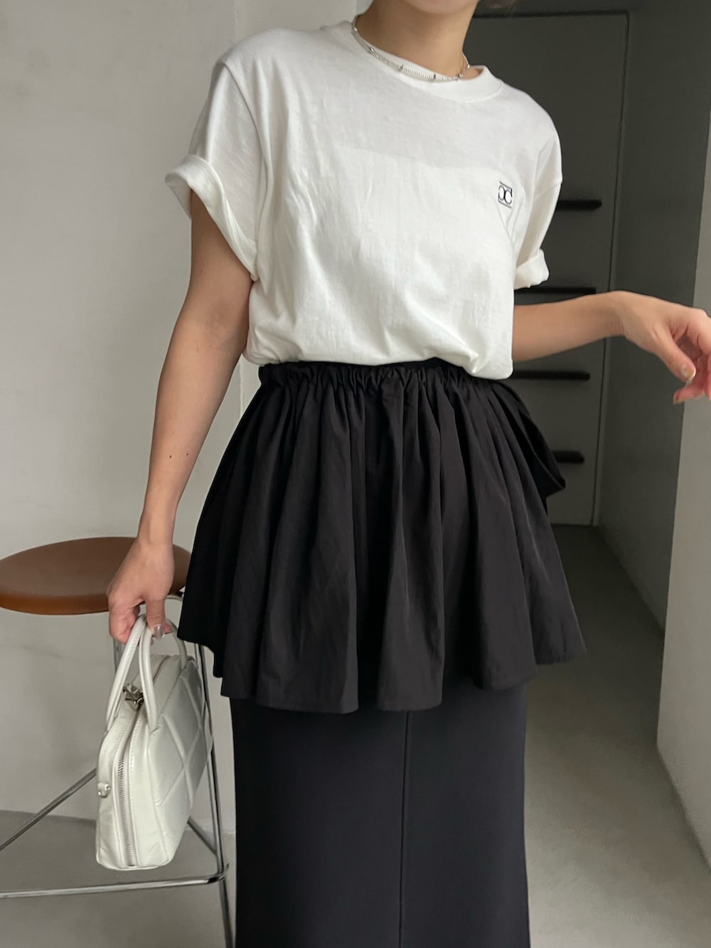 「レイヤードスタイル、夏コーデ、夏だ！Tシャツ着よう！、フリル、お出かけコーデ、ビスチェ、ロゴT、大人コーデ、スカートスタイル、モノトーンコーデ、モノトーン、3way、半袖Ｔシャツ、骨格ウェーブ」｜「CAPRICIEUX LE'MAGEのマキシIラインスカート（スカート、ブラック系）」を使った、shioさん（レディース・156cm）の夏コーディネートの5枚目の写真