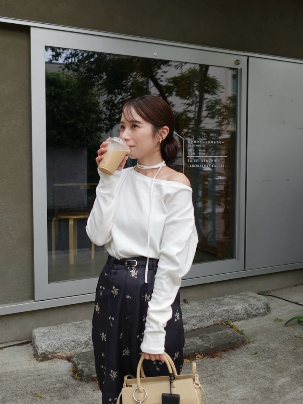 ブラック系のバレエシューズ、ホワイト系のTシャツ/カットソー、ブラック系のスラックスを着用したレディースの春コーディネートの4枚目の写真