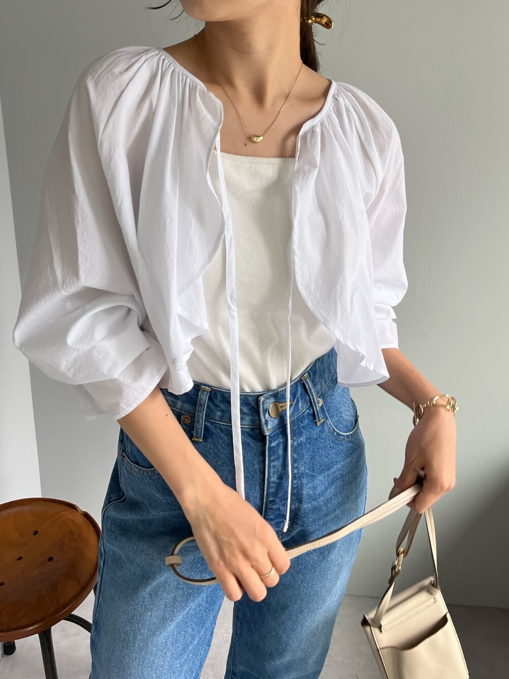 ホワイト系のシャツ/ブラウス、ホワイト系のキャミソール、ブラック系のその他シューズを着用したレディースの夏コーディネートの2枚目の写真