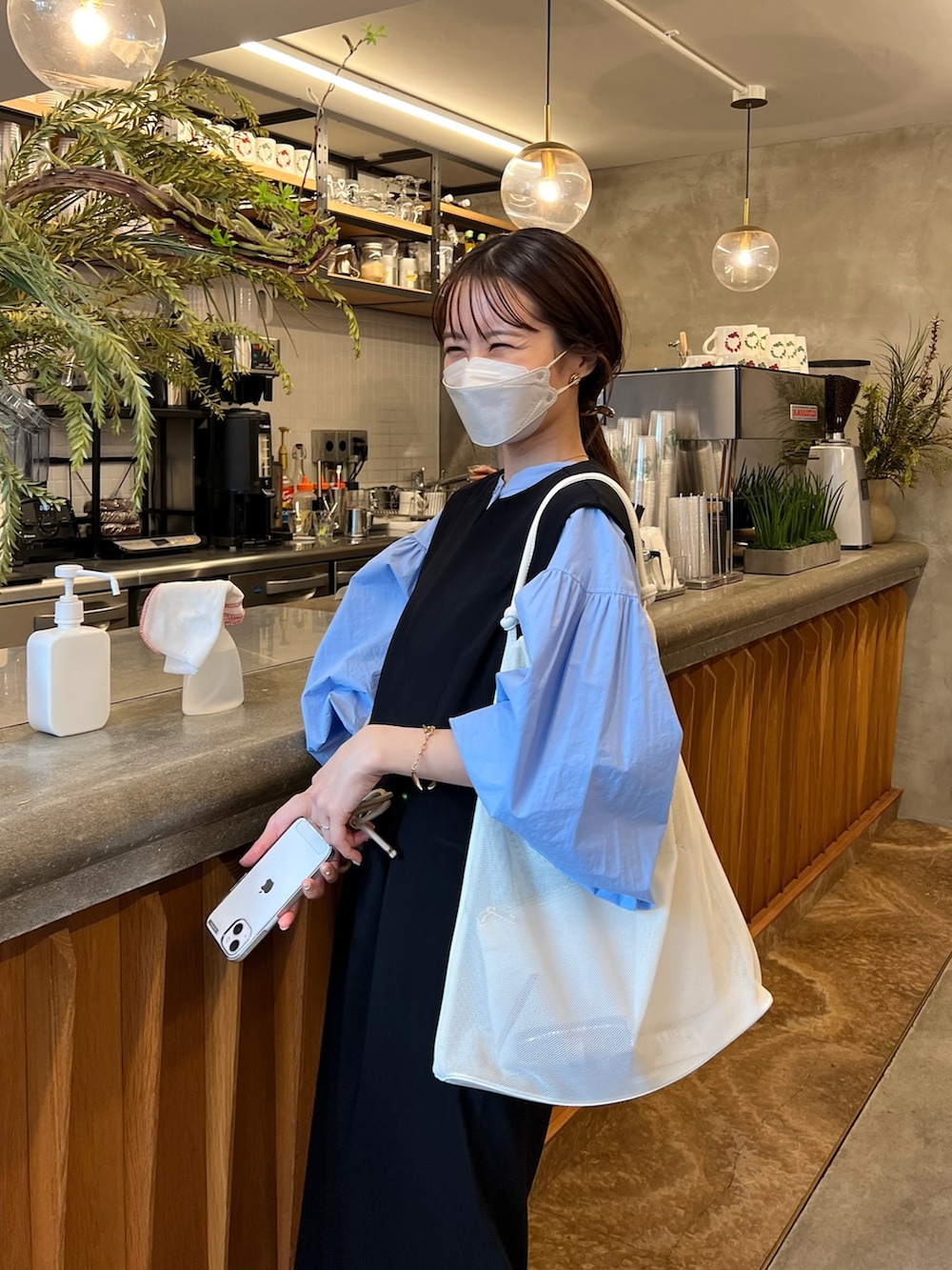 ブラック系のワンピース/ドレス、ブルー系のシャツ/ブラウス、ホワイト系のサンダルを着用したレディースの春コーディネートの4枚目の写真