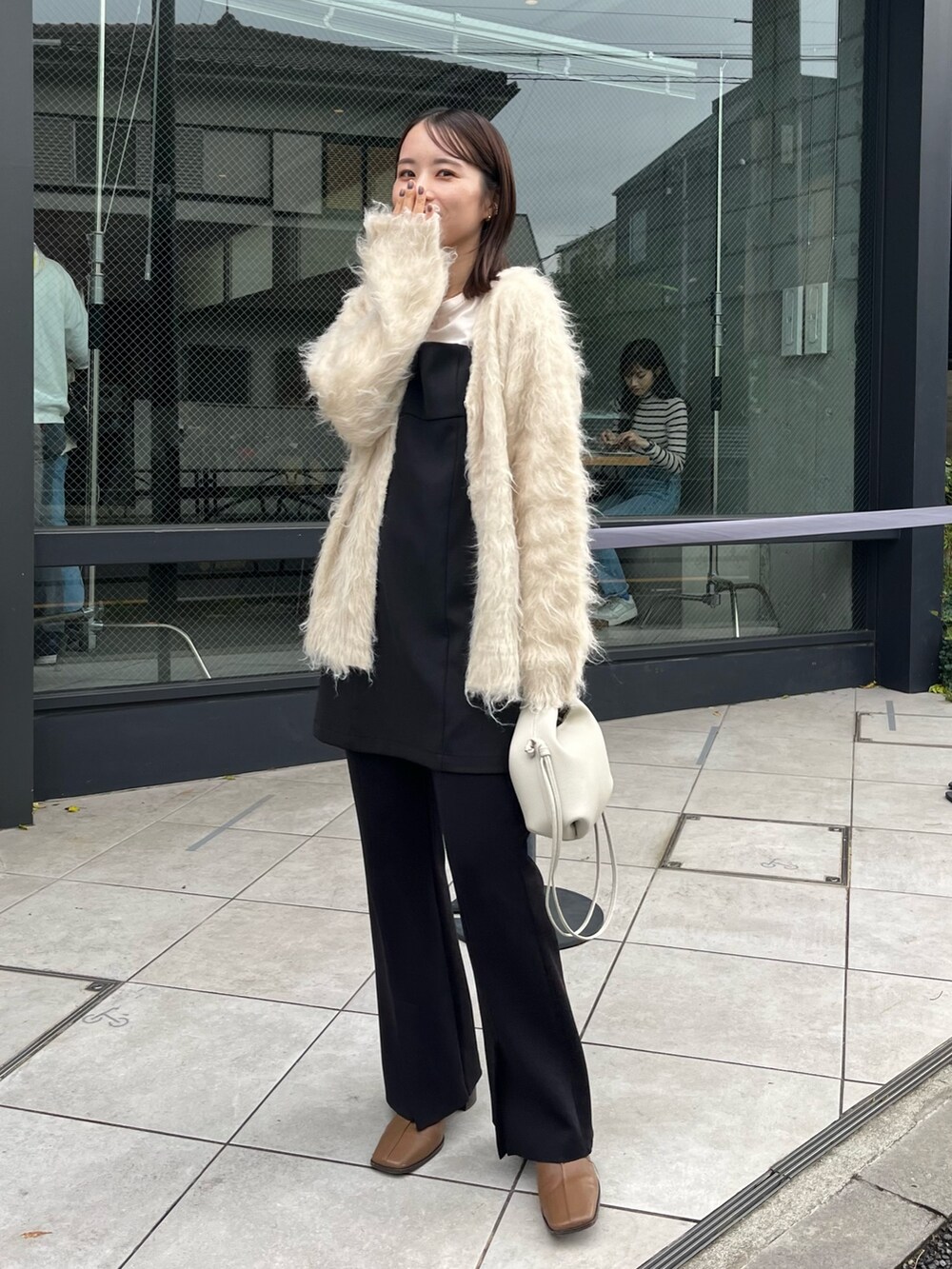 ブラック系のその他パンツ、ブラック系のシャツ/ブラウス、ベージュ系のカーディガン/ボレロを着用したレディースの秋コーディネートの5枚目の写真