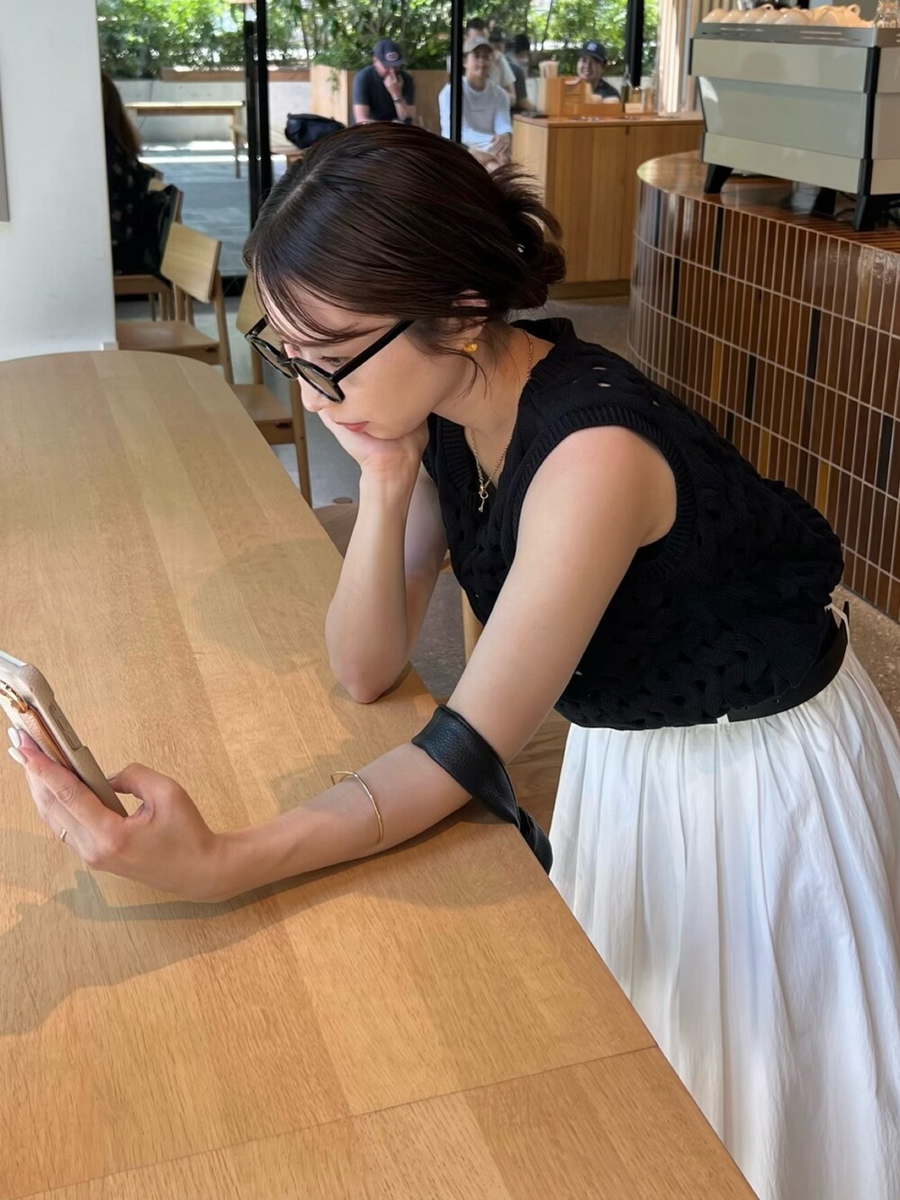 「夏コーデ、デートコーデ、サンダル、初夏コーデ、モノトーン、骨格ウェーブ、ニットタンク、フレアスカート、ウエストマーク」｜「CAPRICIEUX LE'MAGEのウェーブ編タンク（ニット/セーター、ブラック系）」を使った、shioさん（レディース・156cm）の夏コーディネートの5枚目の写真