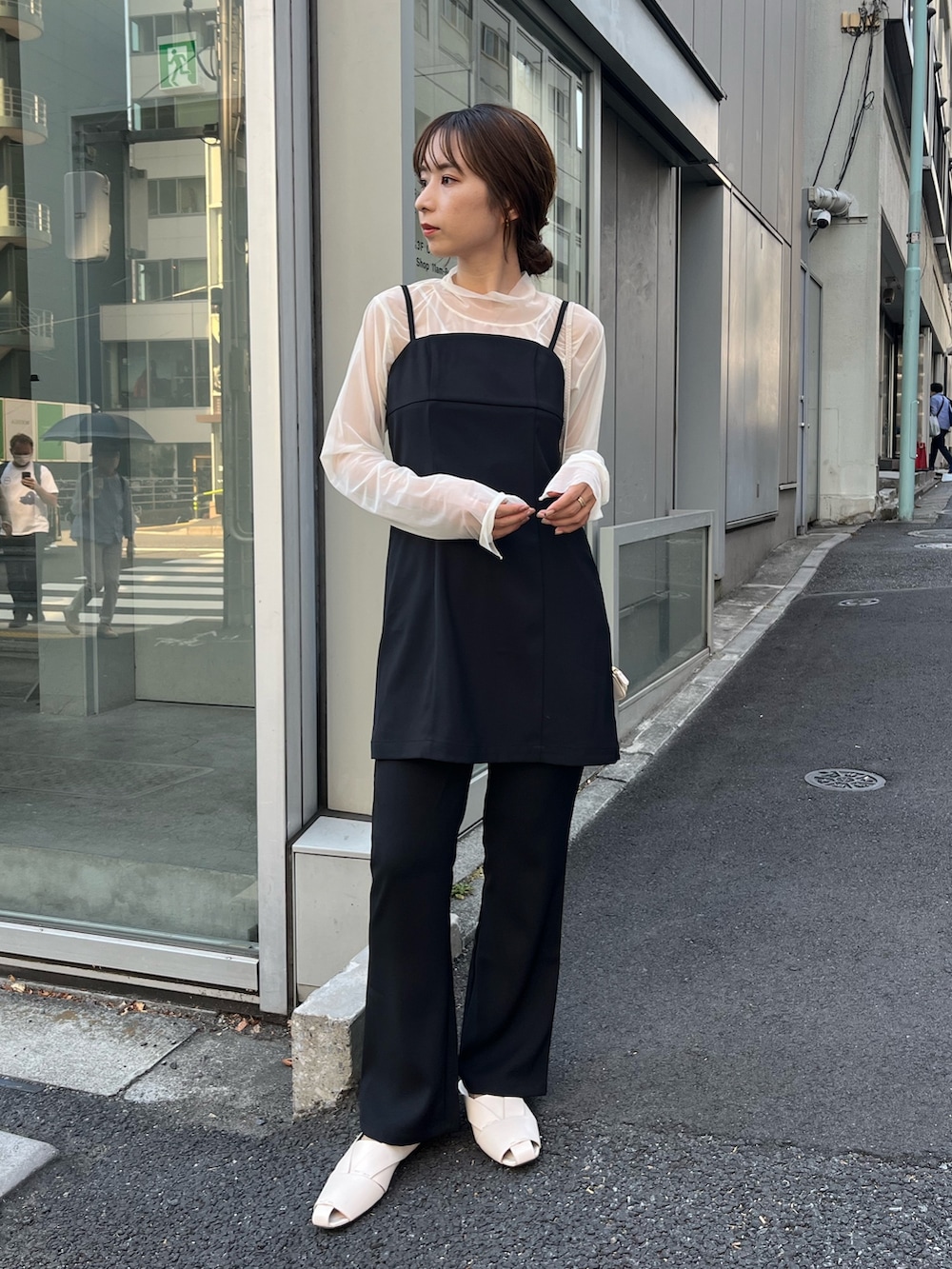 ブラック系のシャツ/ブラウス、ホワイト系のその他パンツ、ホワイト系のその他シューズを着用したレディースの夏コーディネートの2枚目の写真