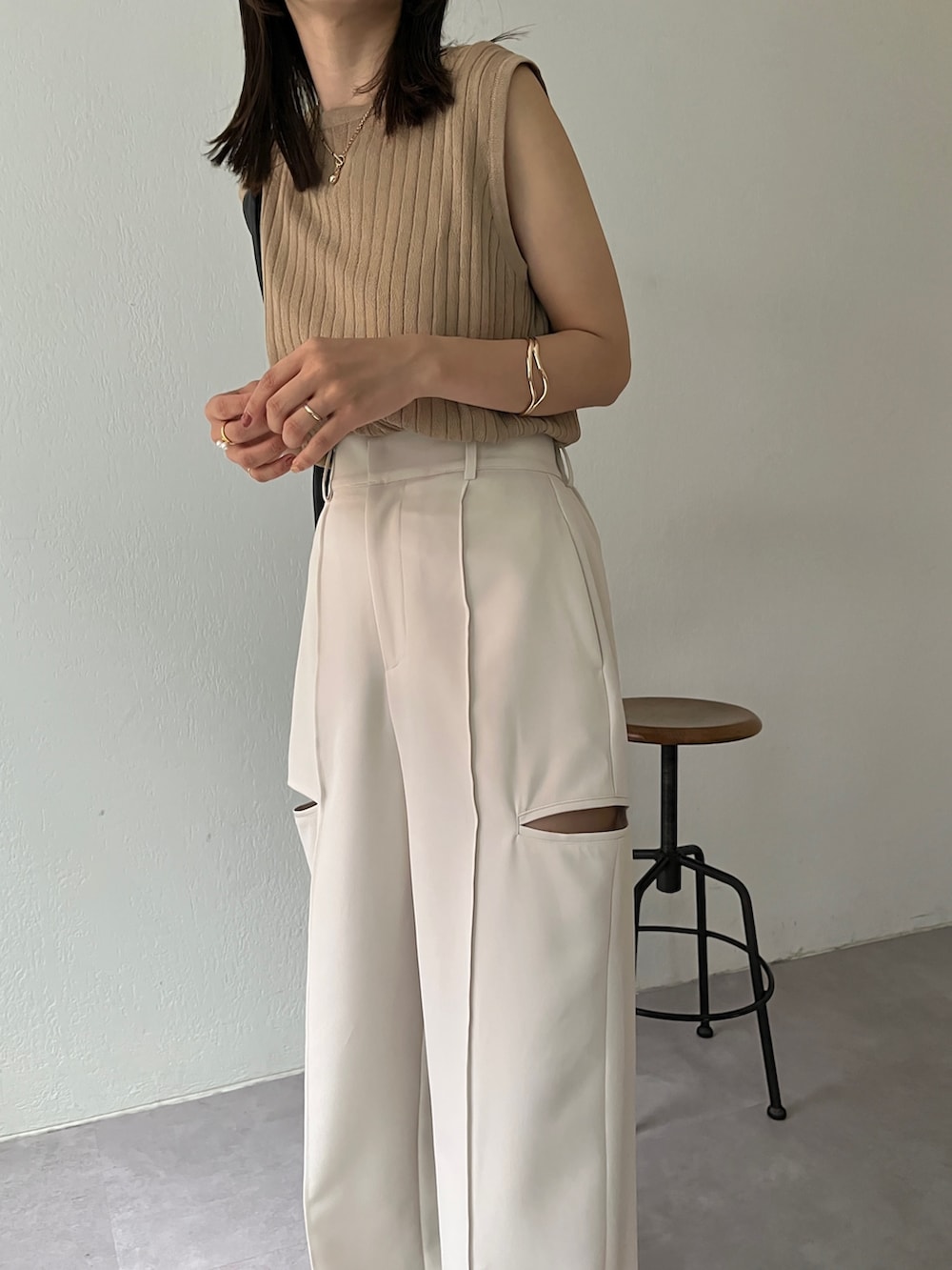 ホワイト系のその他パンツ、ベージュ系のニット/セーター、ブラック系のバッグを着用したレディースの夏コーディネートの3枚目の写真