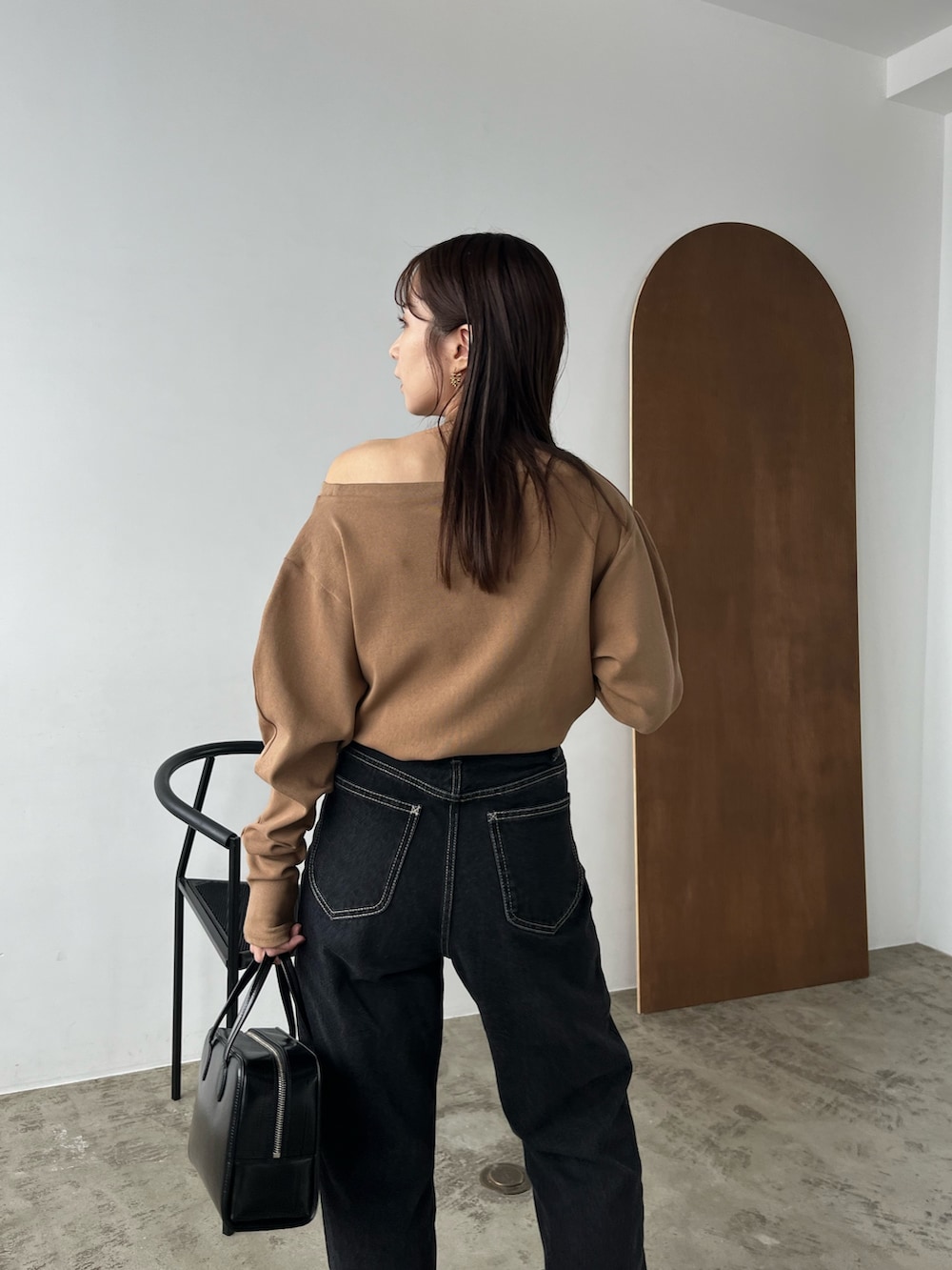 「おしゃ見えテクニック、秋コーデ、お出かけコーデ、秋服、パンツスタイル、秋カラー、ボートネック、ワンショルダー、ロンT、デニム、デニムパンツ、ストレートデニム、チョーカー、骨格ウェーブ」｜「CAPRICIEUX LE'MAGEの13ozハイウエストストレートデニム（デニムパンツ、ブラック系）」を使った、shioさん（レディース・156cm）の秋コーディネートの4枚目の写真