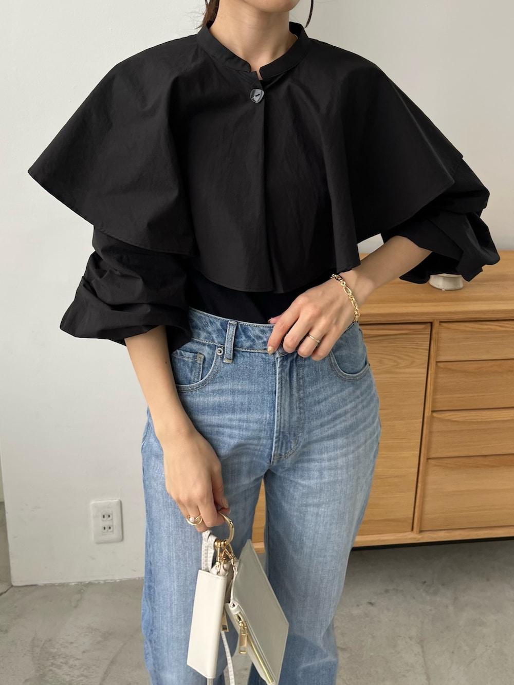 ブラック系のシャツ/ブラウス、ブルー系のデニムパンツ、ホワイト系のトートバッグを着用したレディースの夏コーディネートの6枚目の写真