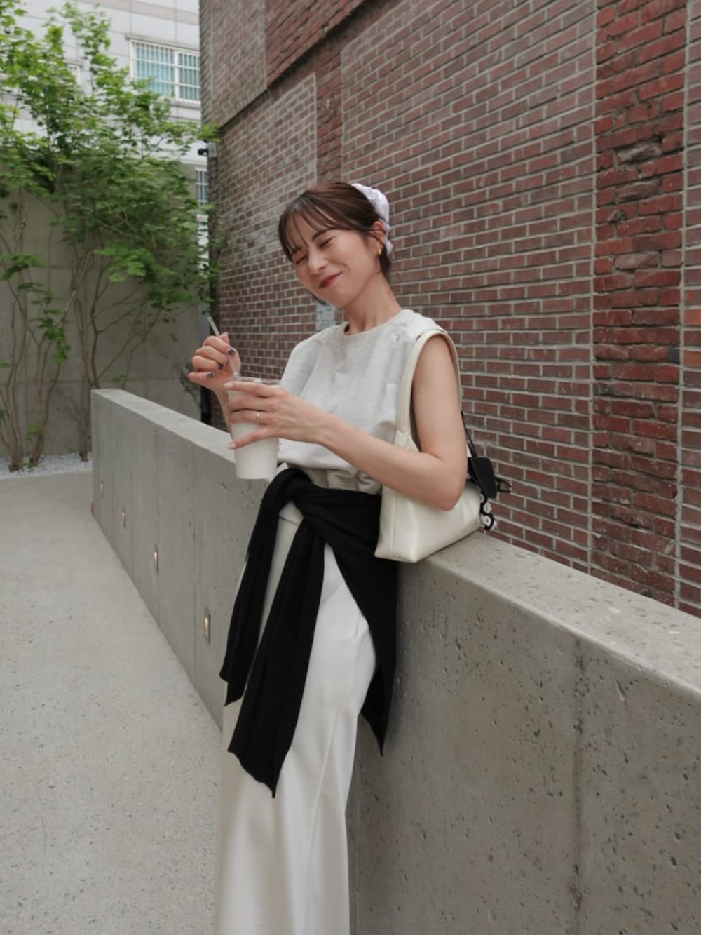 「モノトーン、夏服コーデ、Tシャツコーデ、スカートスタイル、サテンスカート、ホワイトコーデ、シュシュ、ヘアアレンジ、骨格ウェーブ」｜「JIL SANDERのBALLERINA（バレエシューズ、ブラック系）」を使った、shioさん（骨格ウェーブ・レディース・156cm）の春コーディネートの3枚目の写真