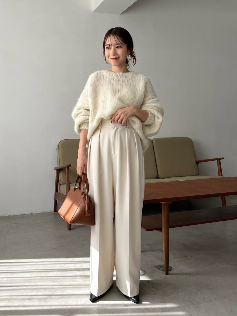 ホワイト系のその他パンツ、ホワイト系のニット/セーター、イエロー系のショルダーバッグを着用したレディースの秋コーディネートの3枚目の写真