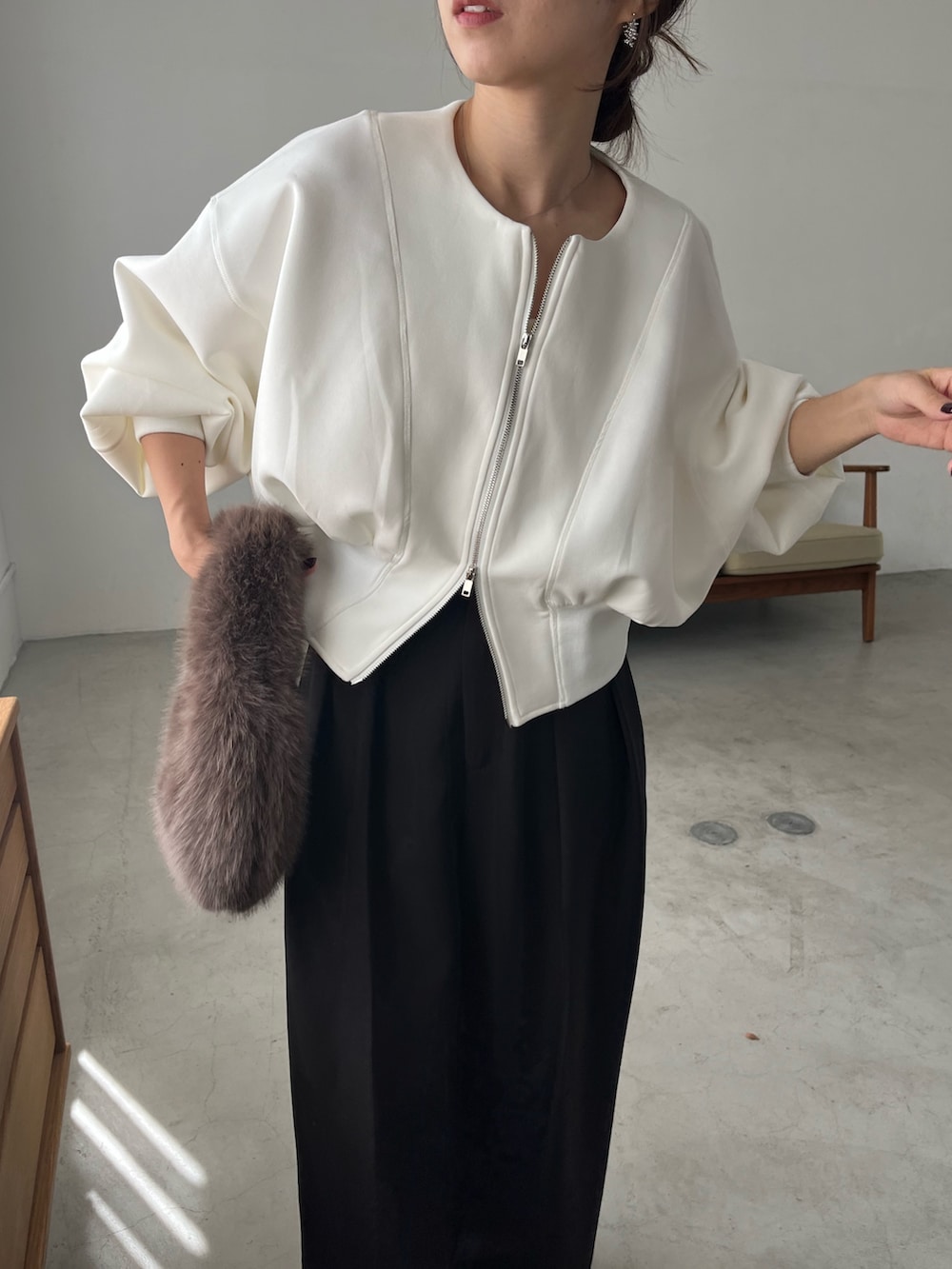 ブラック系のその他パンツ、ブラウン系のハンドバッグ、ホワイト系のTシャツ/カットソーを着用したレディースの秋コーディネートの3枚目の写真