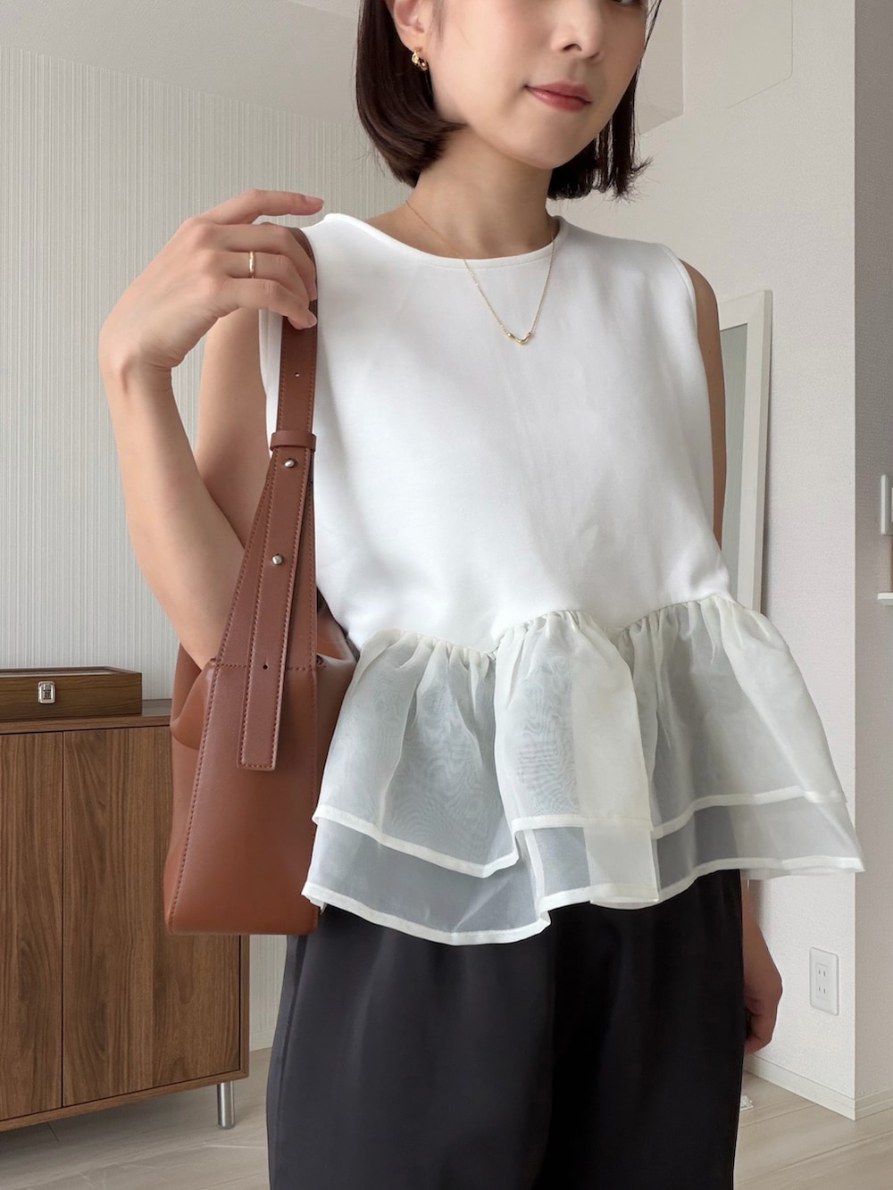 ブラック系のその他パンツ、ホワイト系のTシャツ/カットソー、ブラウン系のバッグを着用したレディースの夏コーディネートの4枚目の写真