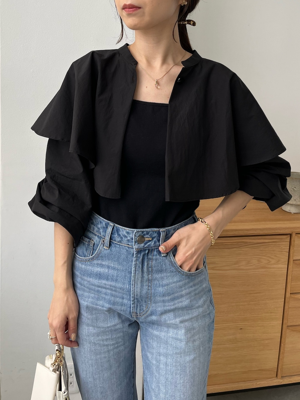 ブラック系のシャツ/ブラウス、ブルー系のデニムパンツ、ホワイト系のトートバッグを着用したレディースの夏コーディネートの5枚目の写真