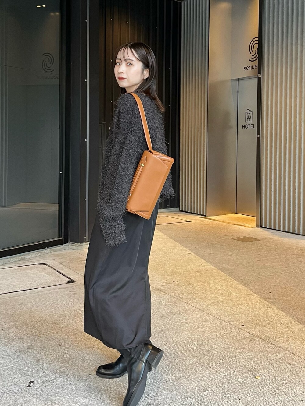 ブラック系のブーツ、グレー系のカーディガン/ボレロ、ブラック系のワンピースを着用したレディースの秋コーディネートの3枚目の写真
