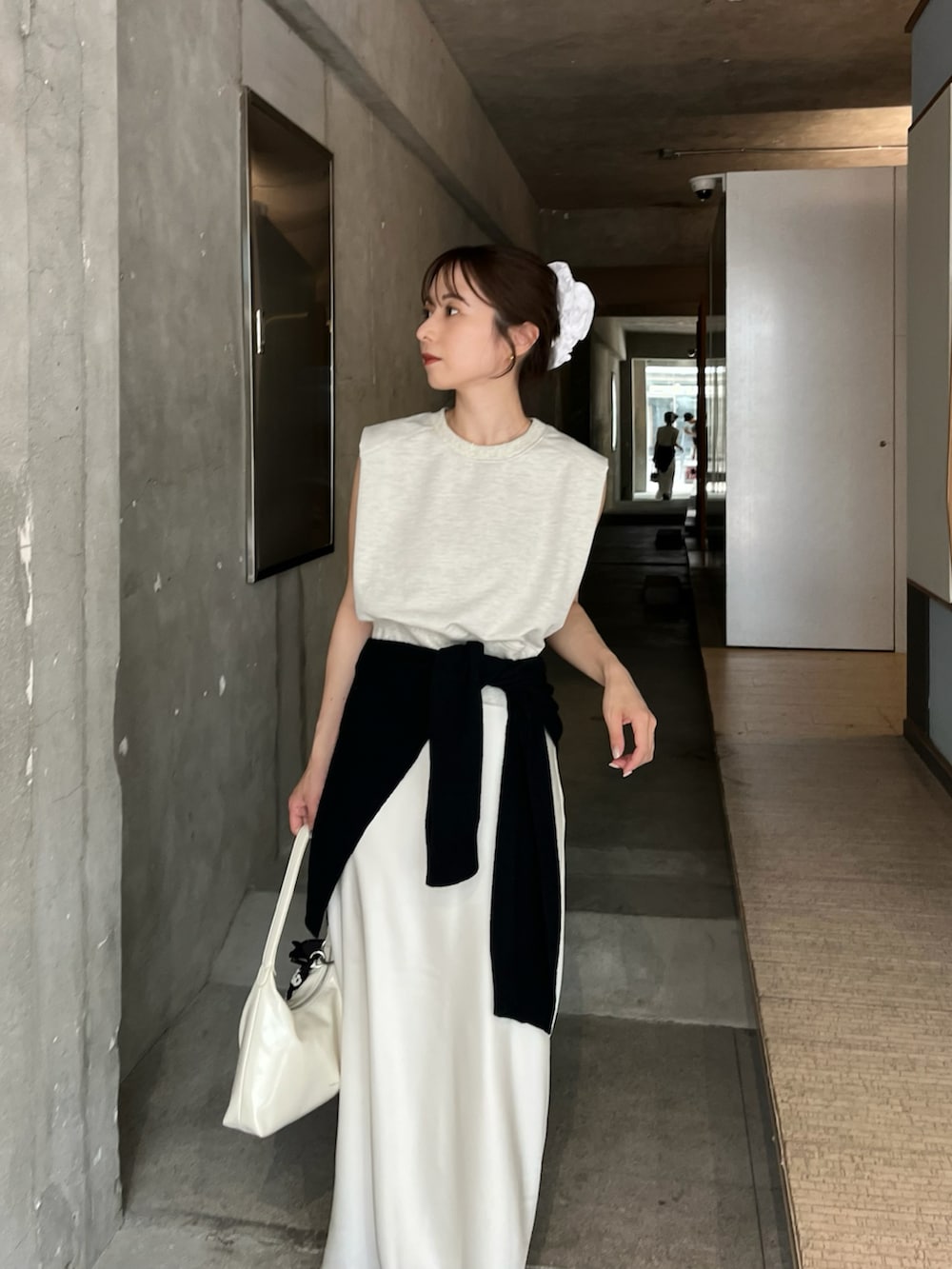 「モノトーン、夏服コーデ、Tシャツコーデ、スカートスタイル、サテンスカート、ホワイトコーデ、シュシュ、ヘアアレンジ、骨格ウェーブ」｜「JIL SANDERのBALLERINA（バレエシューズ、ブラック系）」を使った、shioさん（骨格ウェーブ・レディース・156cm）の春コーディネートの2枚目の写真